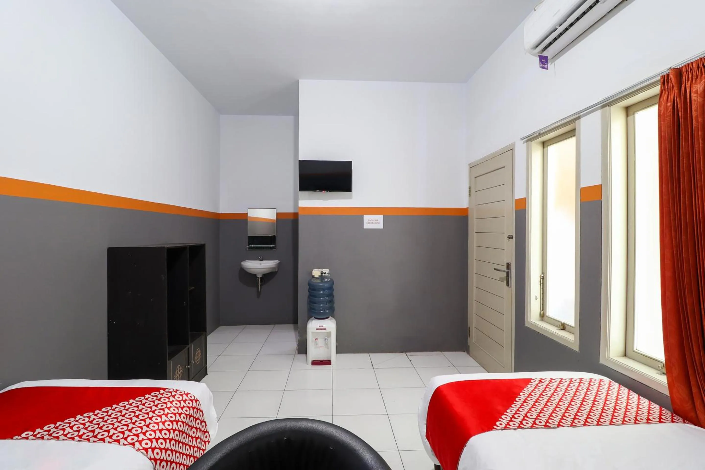 Photo of the whole room, Bed in Hotel O Garut near Alun-Alun Tarogong formerly Wisma Etiga