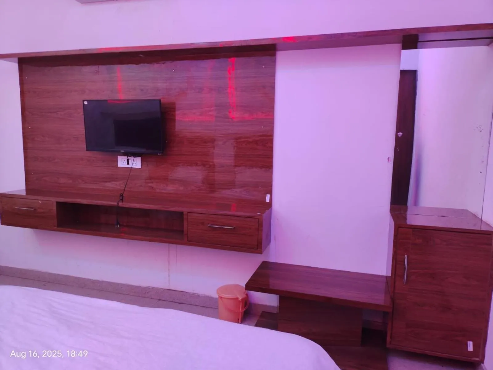 TV and multimedia, Bed in Shyam Krapa