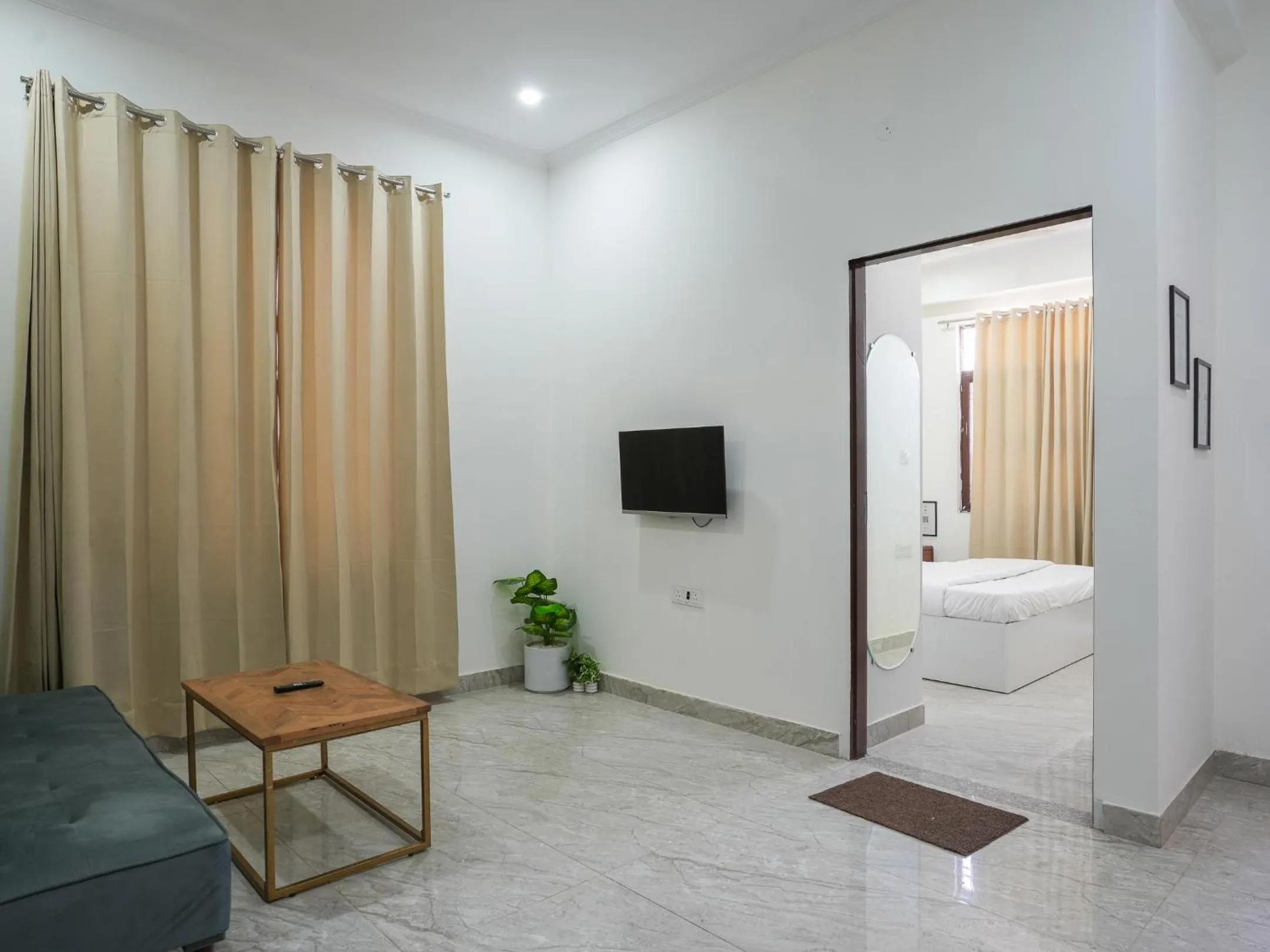 Seating area, Bed in Thamosa Stays