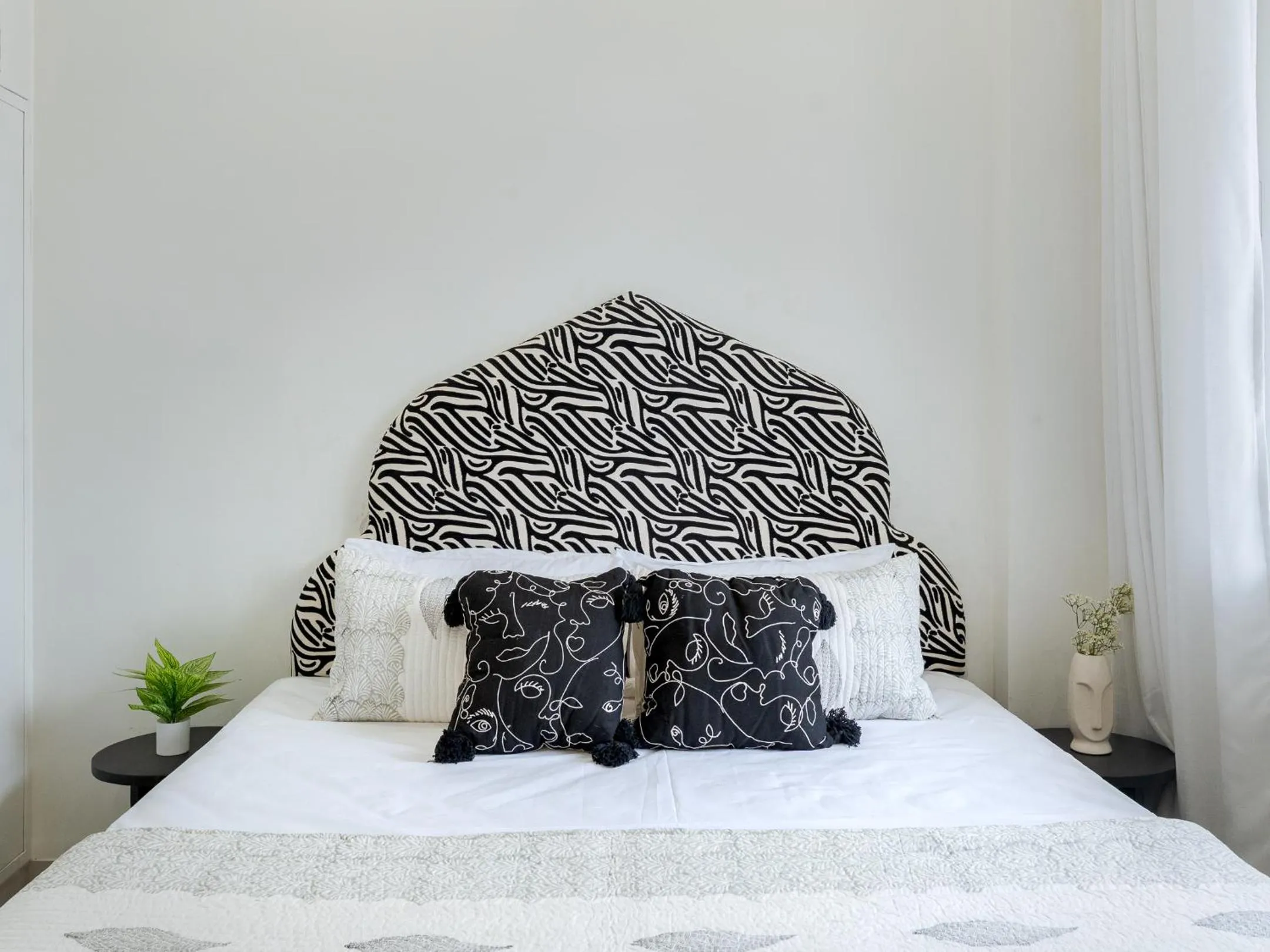 Bed in Thamosa Stays