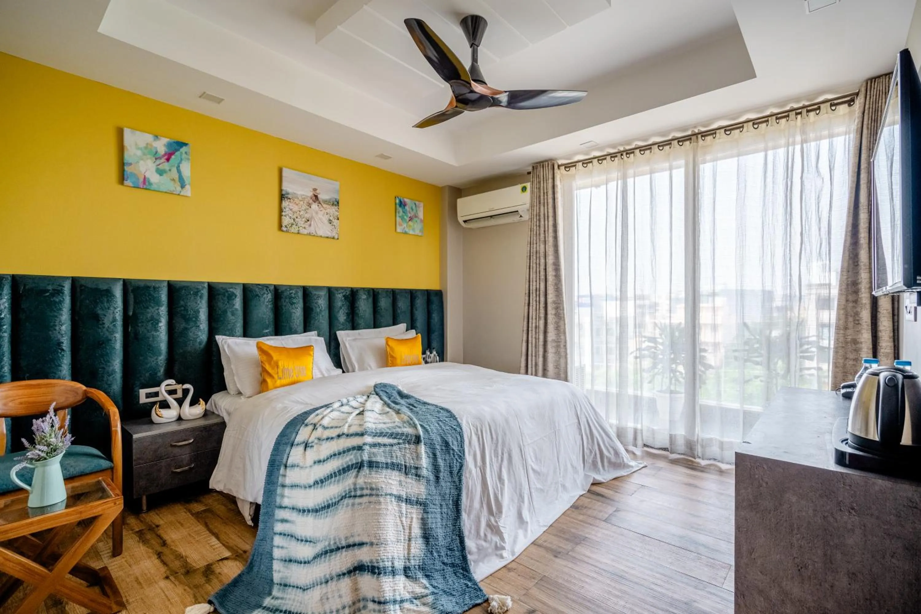 Bedroom, Bed in Lime Tree Hotel - Near Medanta Hospital