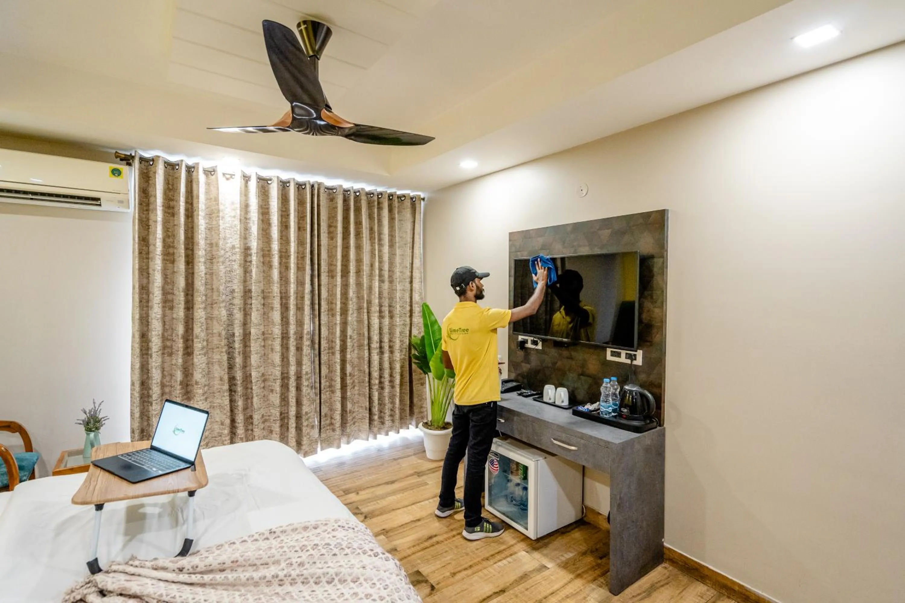 Bedroom in Lime Tree Hotel - Near Medanta Hospital