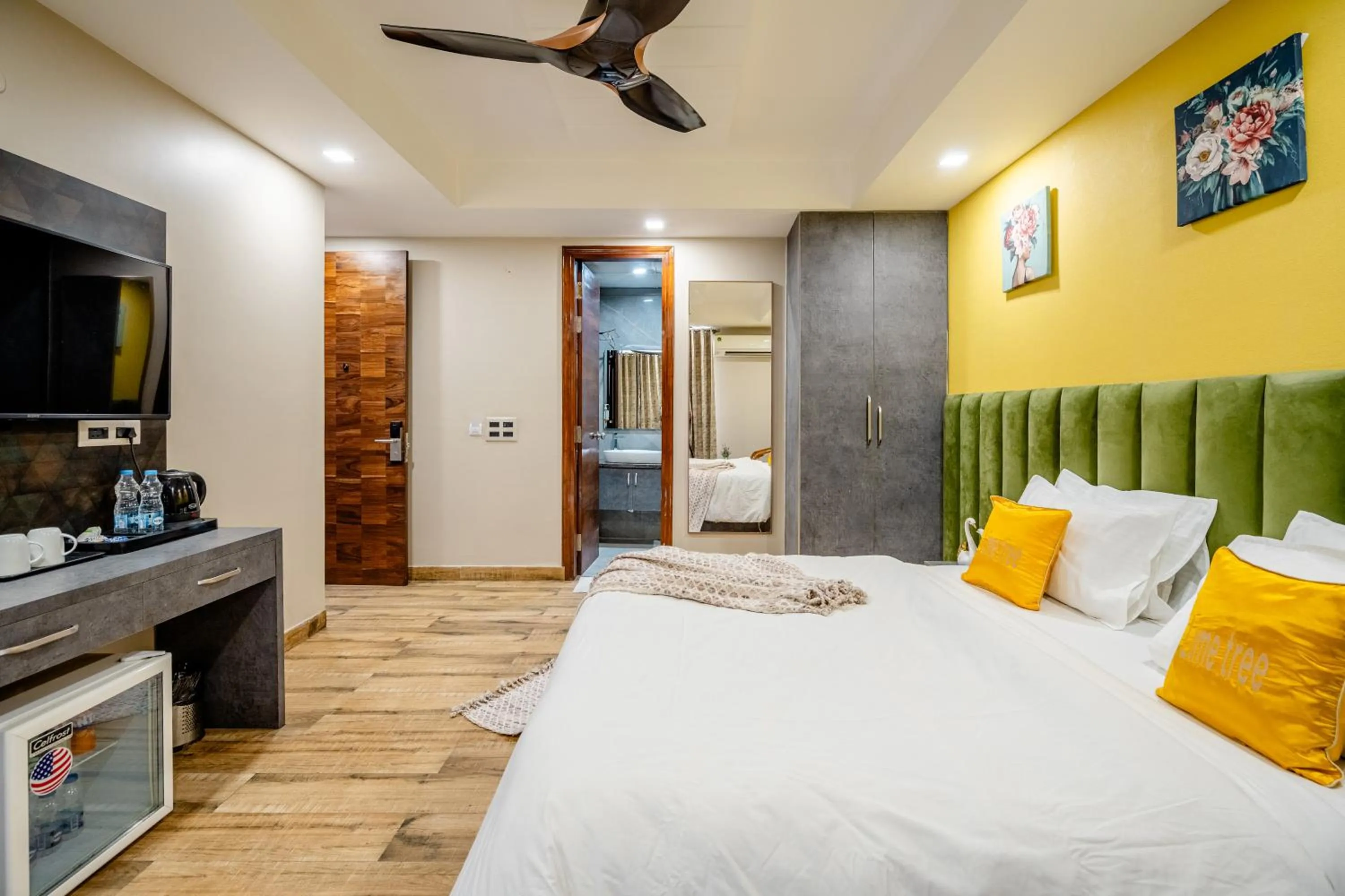 TV and multimedia, Bed in Lime Tree Hotel - Near Medanta Hospital