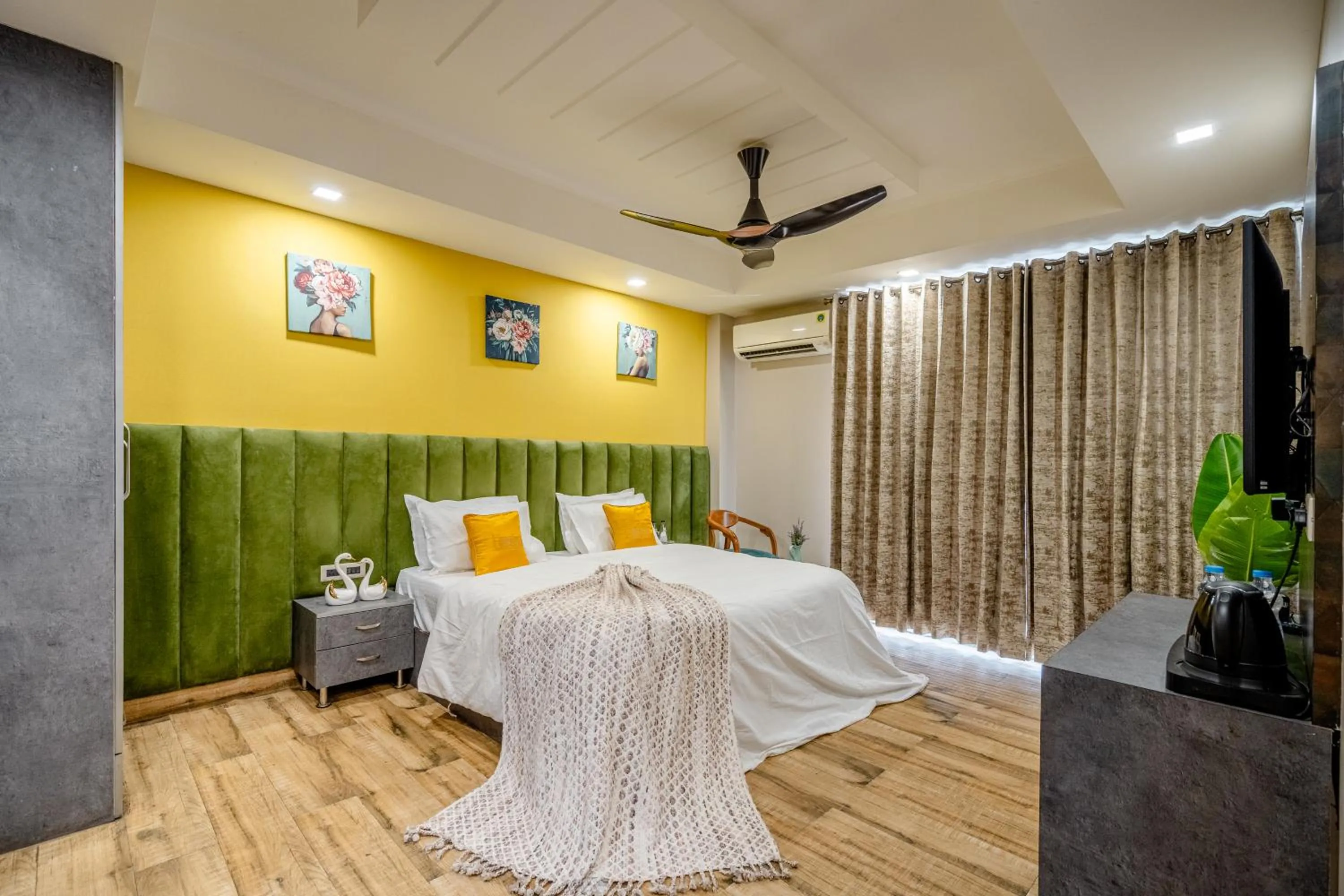 Photo of the whole room, Bed in Lime Tree Hotel - Near Medanta Hospital