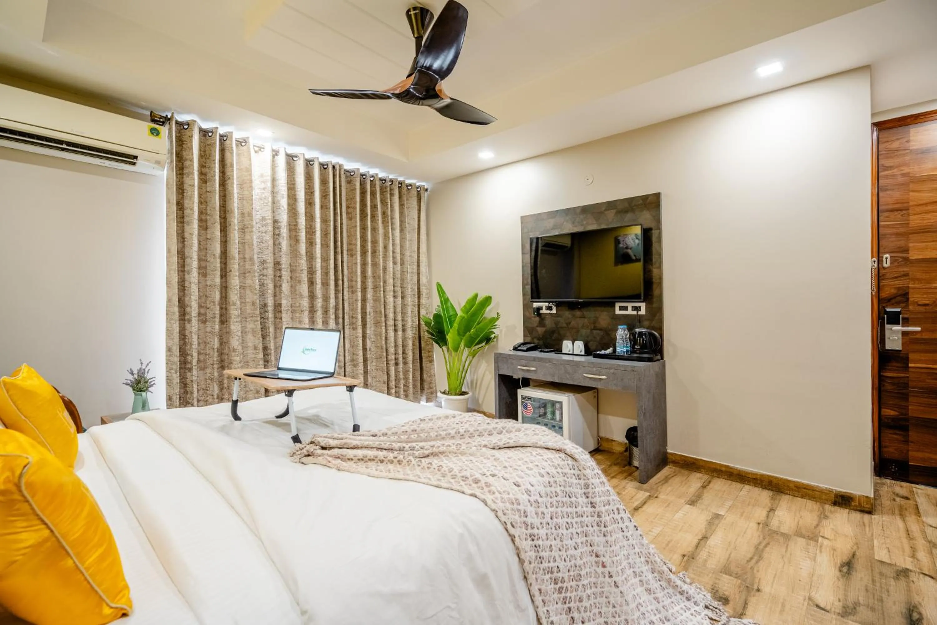 Bed in Lime Tree Hotel - Near Medanta Hospital