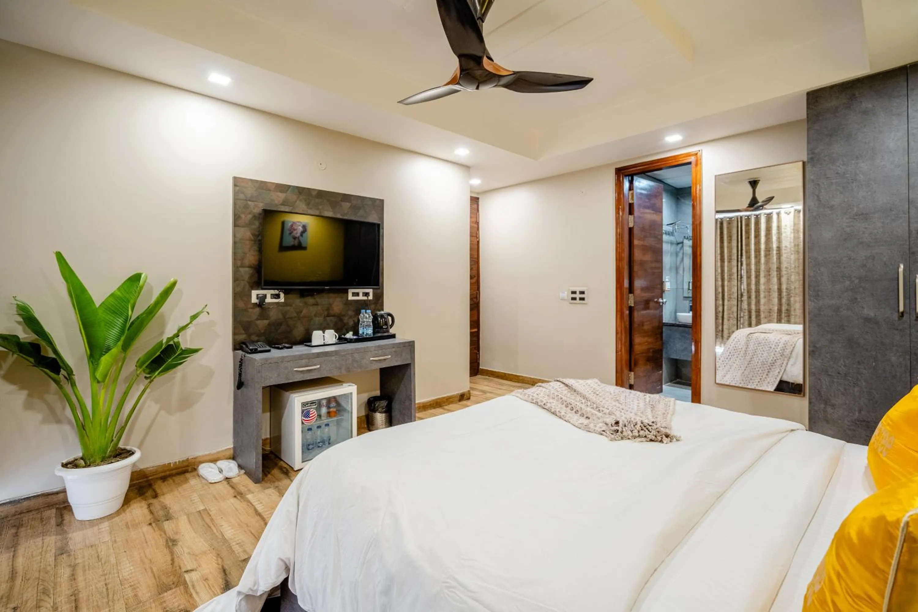 Bed in Lime Tree Hotel - Near Medanta Hospital