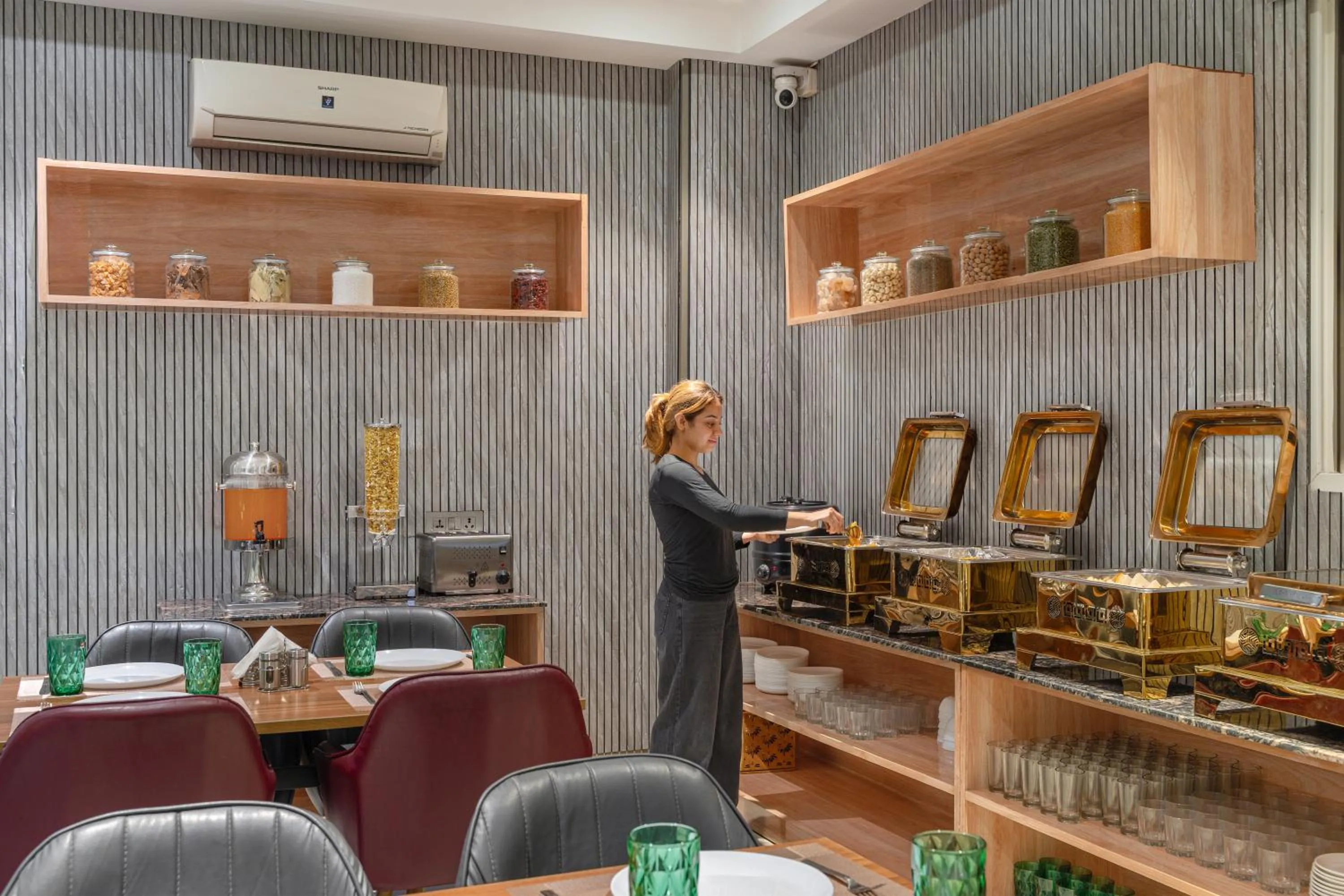 Restaurant/places to eat in Lime Tree Hotel - Near Medanta Hospital