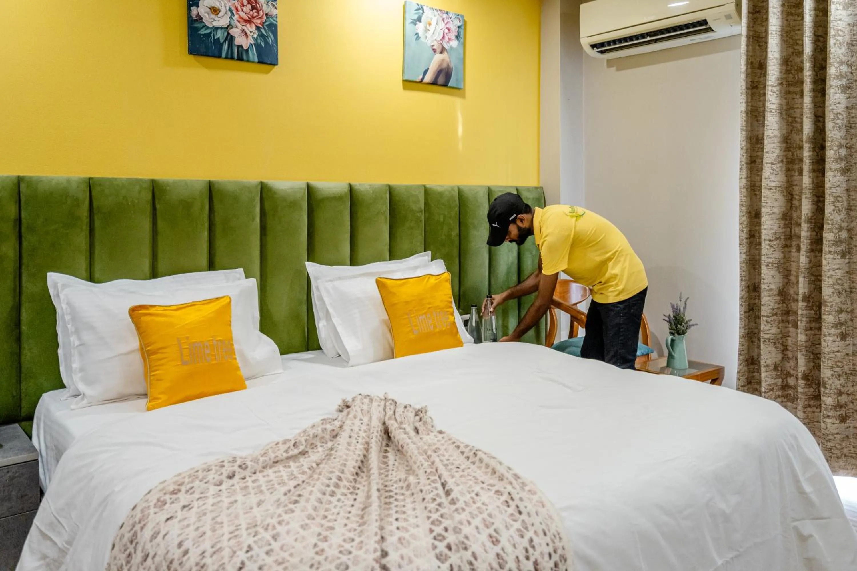 Bed in Lime Tree Hotel - Near Medanta Hospital