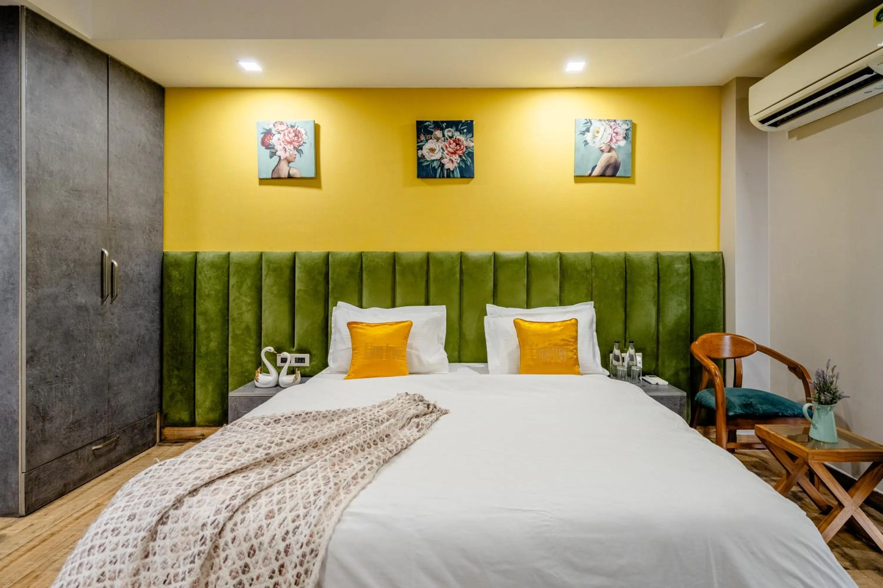 Bedroom, Bed in Lime Tree Hotel - Near Medanta Hospital