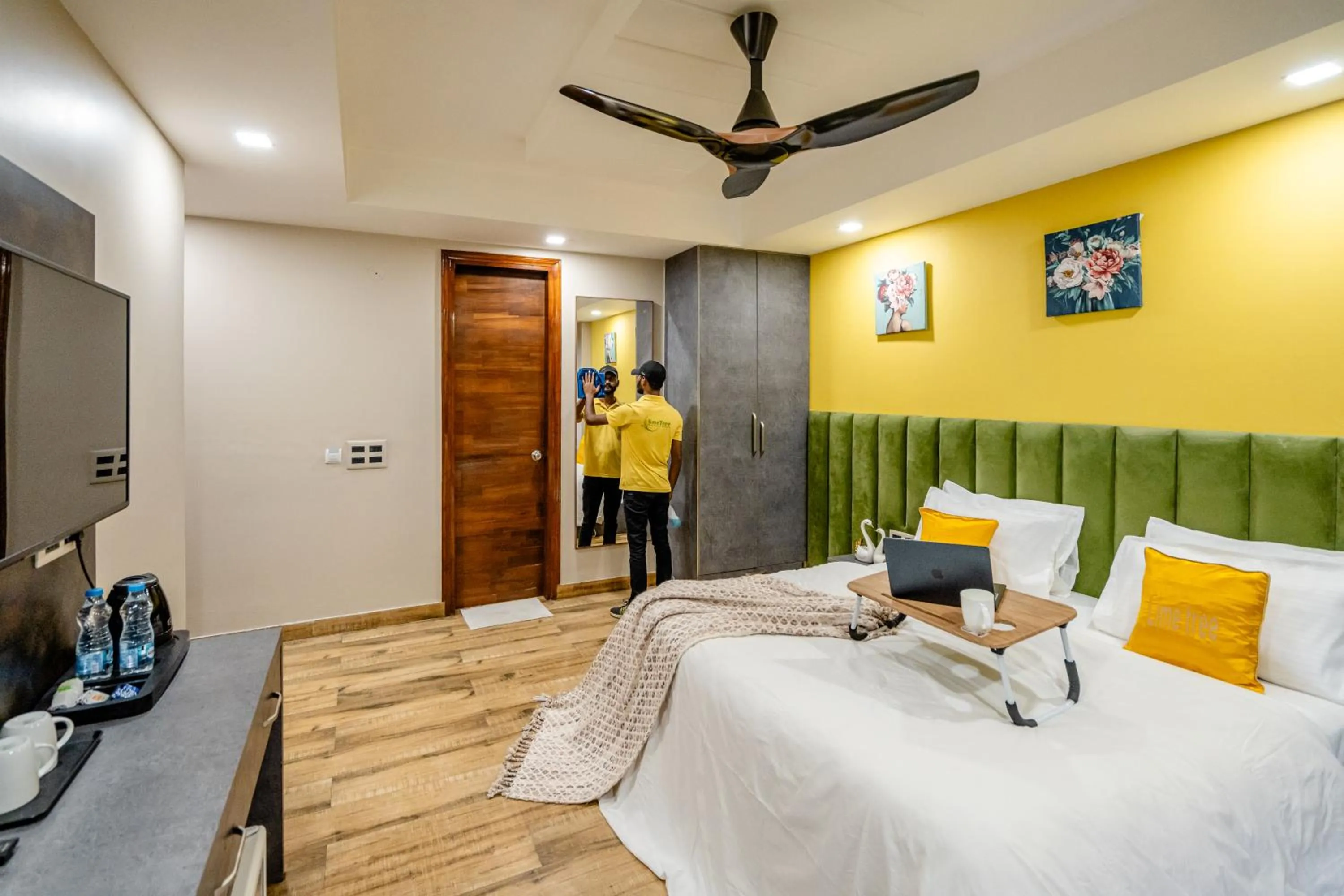 Bed in Lime Tree Hotel - Near Medanta Hospital