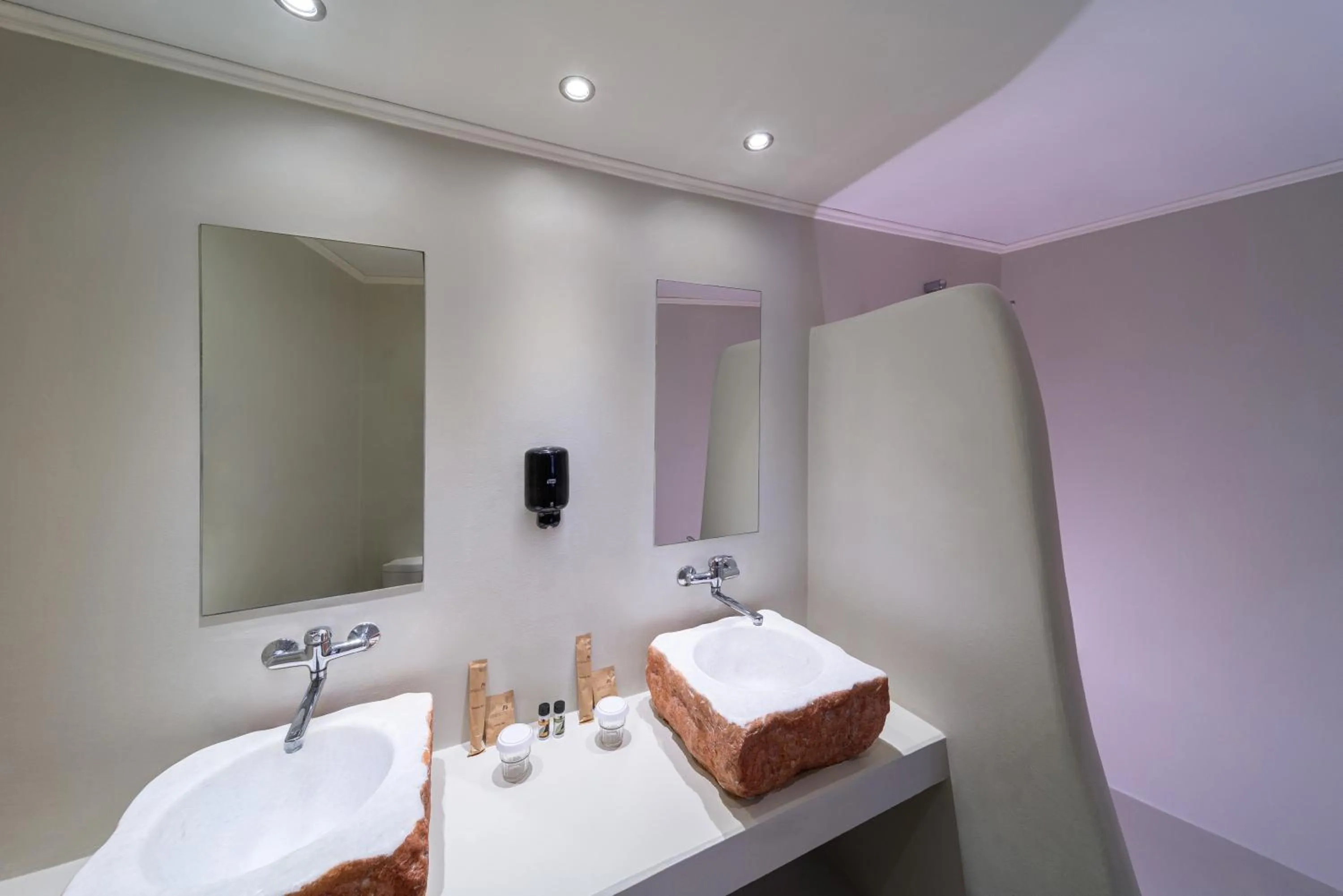 Bathroom in Amphitryon City Hotel