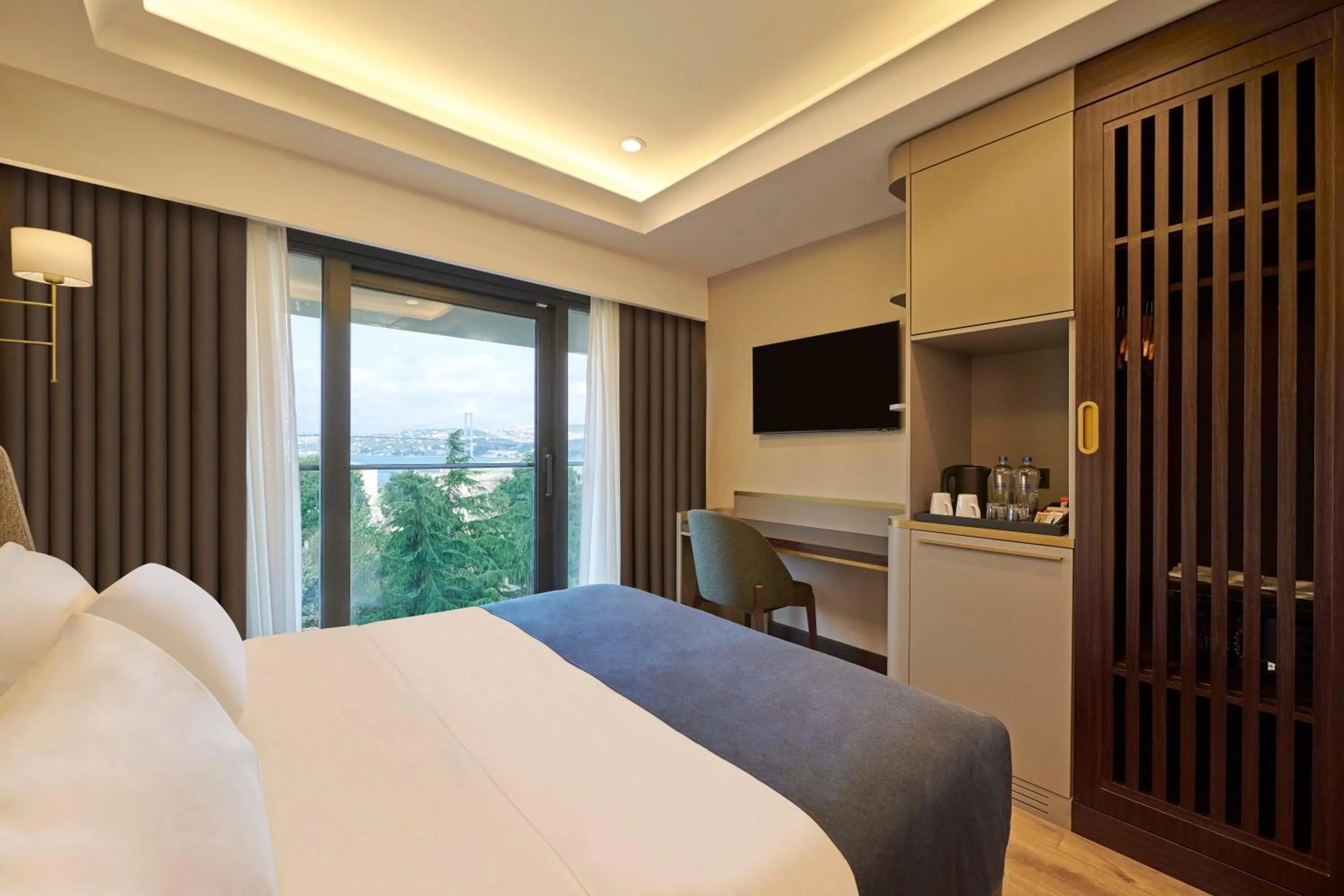 Photo of the whole room, Bed in Çırağan Hotel Bosphorus