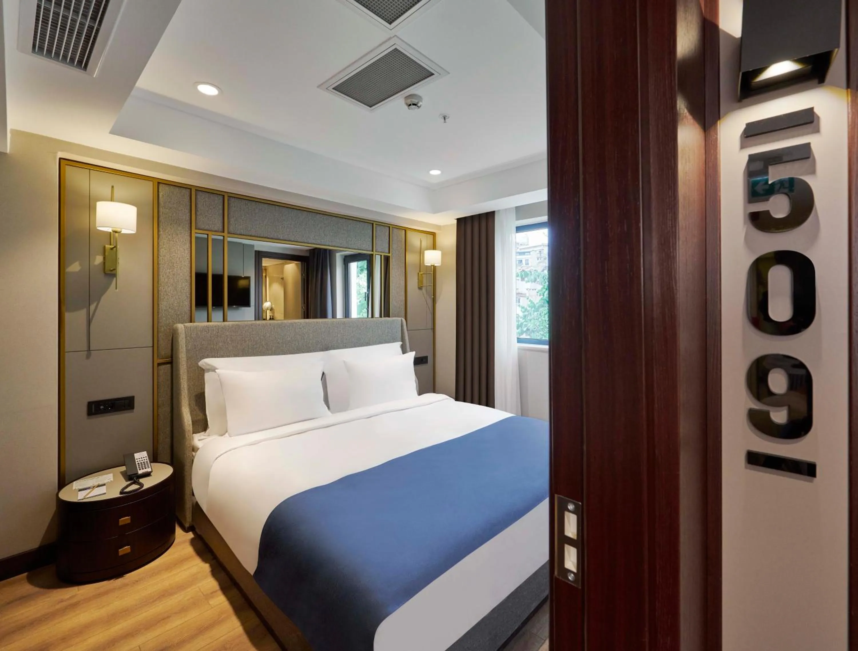 Photo of the whole room, Bed in Çırağan Hotel Bosphorus