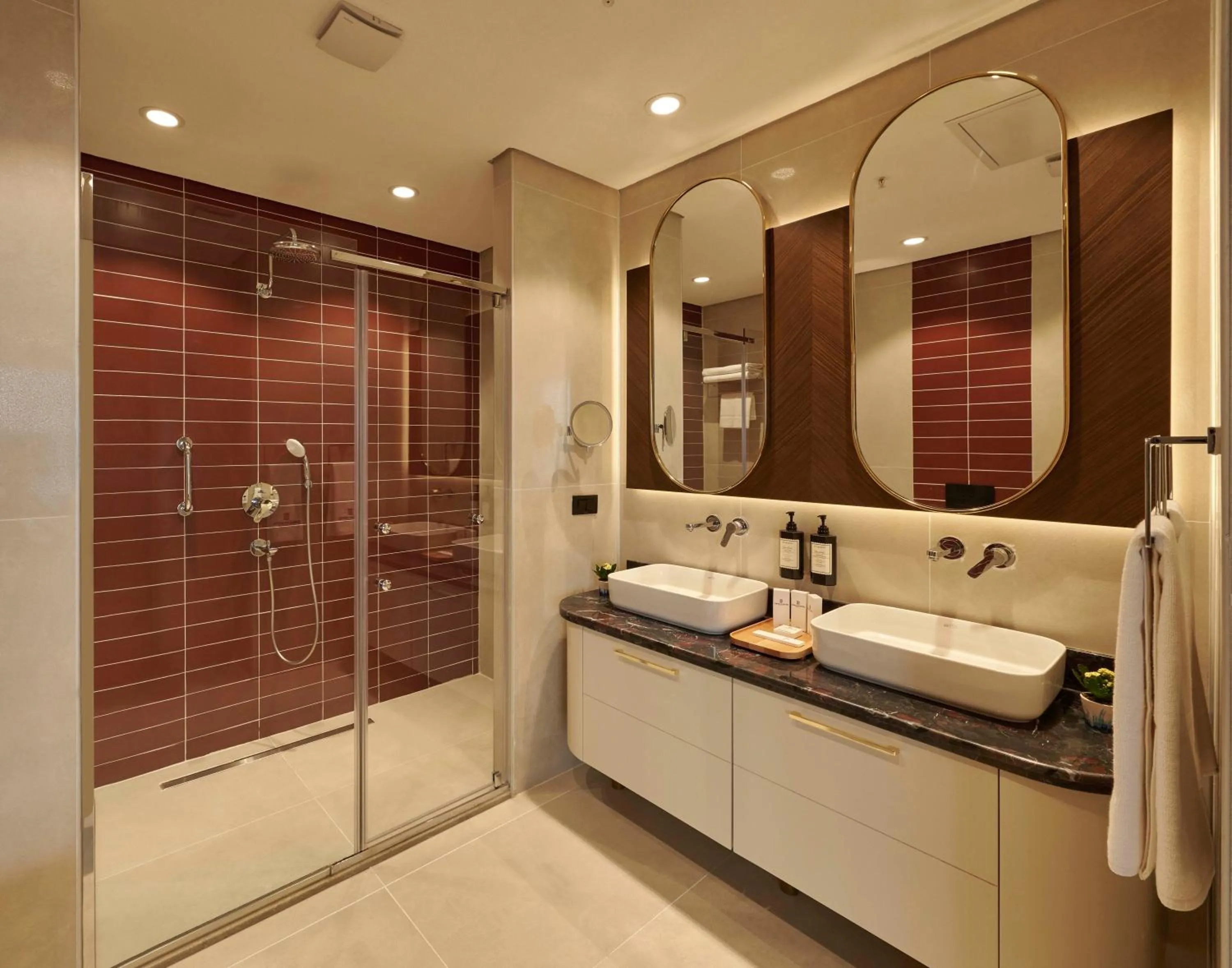 Shower in Çırağan Hotel Bosphorus