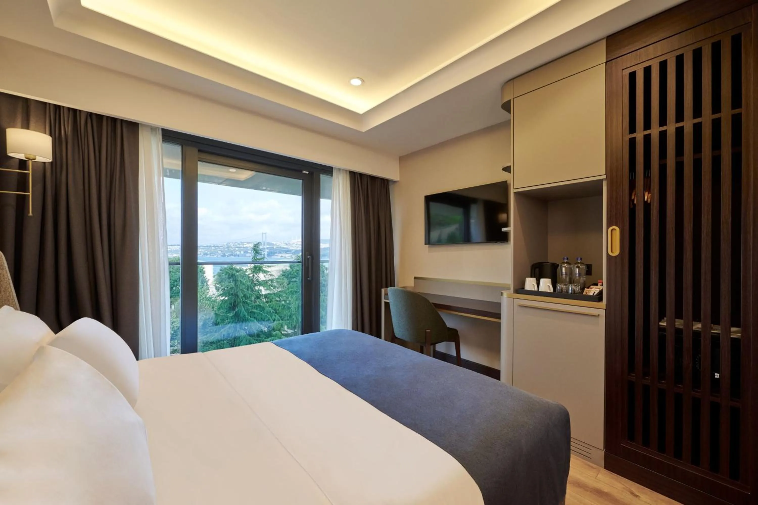 Photo of the whole room, Bed in Çırağan Hotel Bosphorus