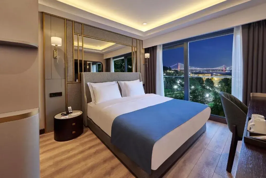 Deluxe Double Room with Sea View in Çırağan Hotel Bosphorus Deluxe Double Room with Sea View in Çırağan Hotel Bosphorus