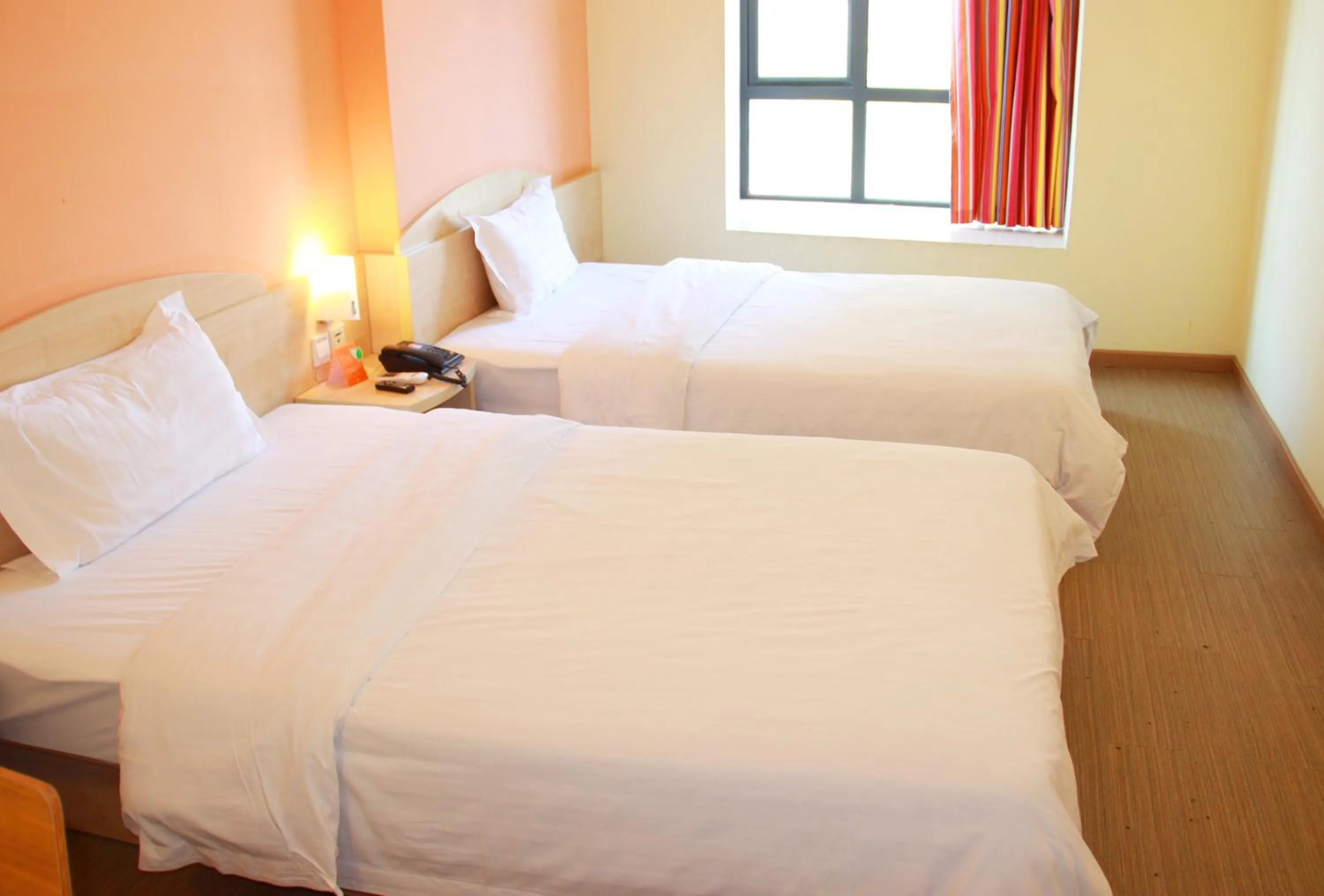 Bed in 7Days Inn Huquan Street Yangjiawan Subway Station