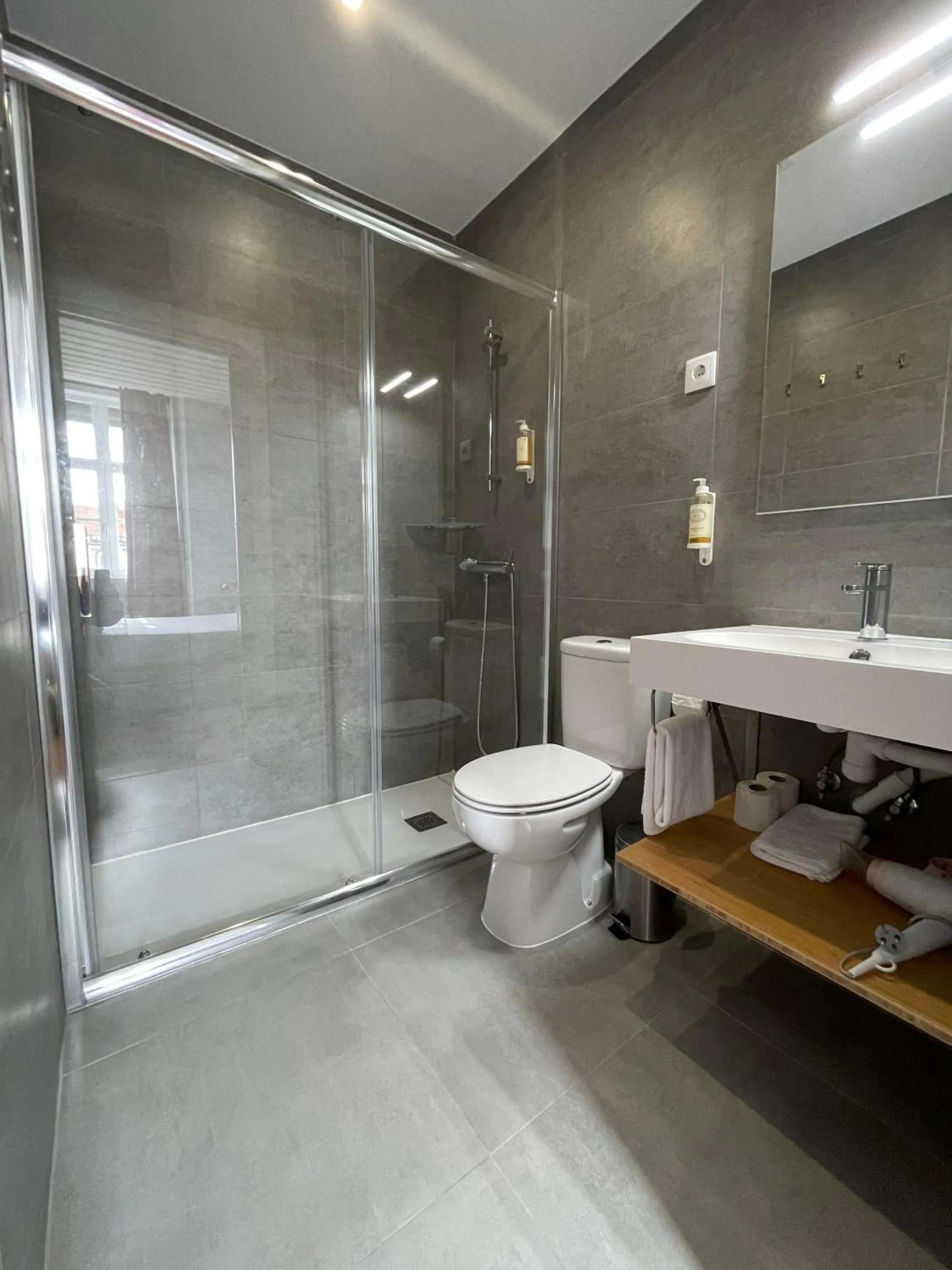 Toilet in Lisbon Check-In Guesthouse