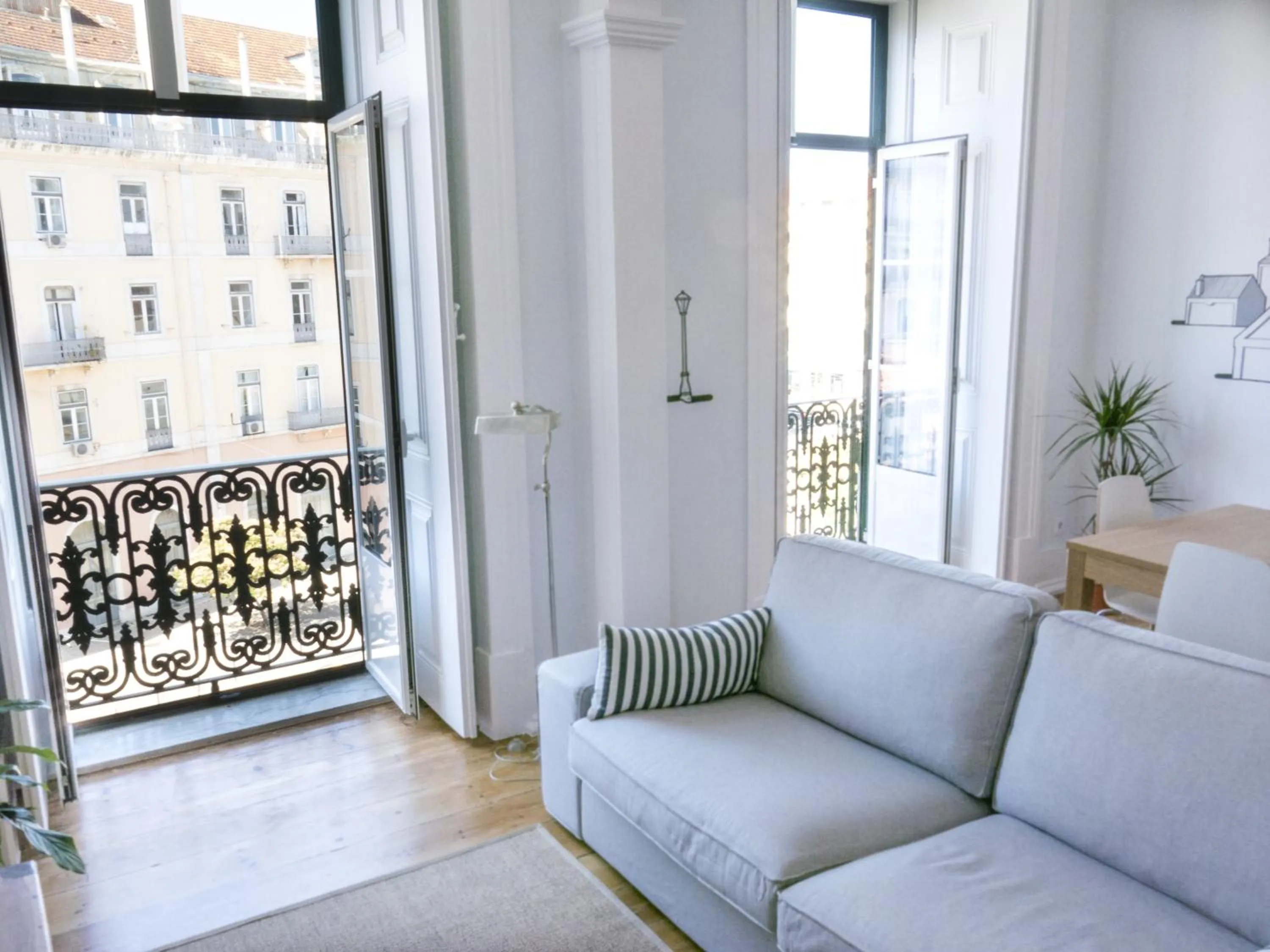 Communal lounge/ TV room in Lisbon Check-In Guesthouse