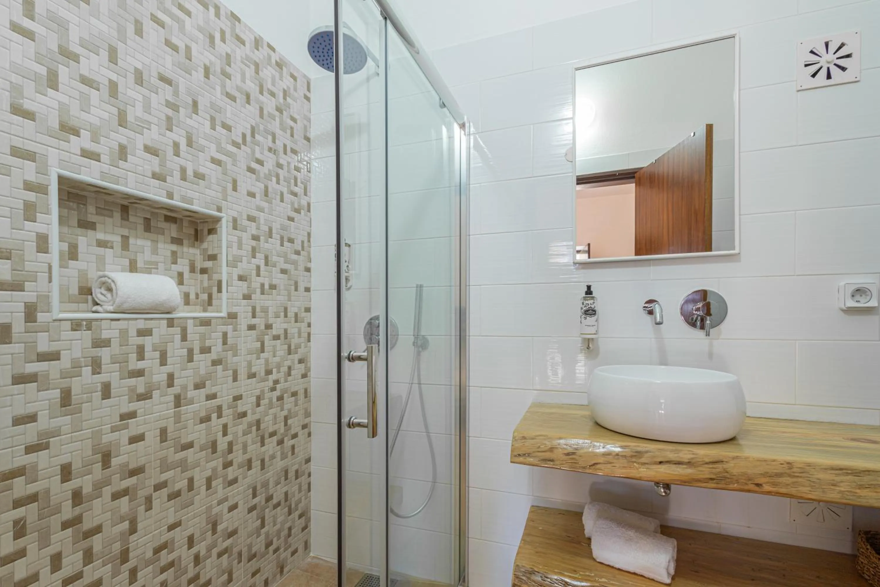 Shower in Monte do Cerro