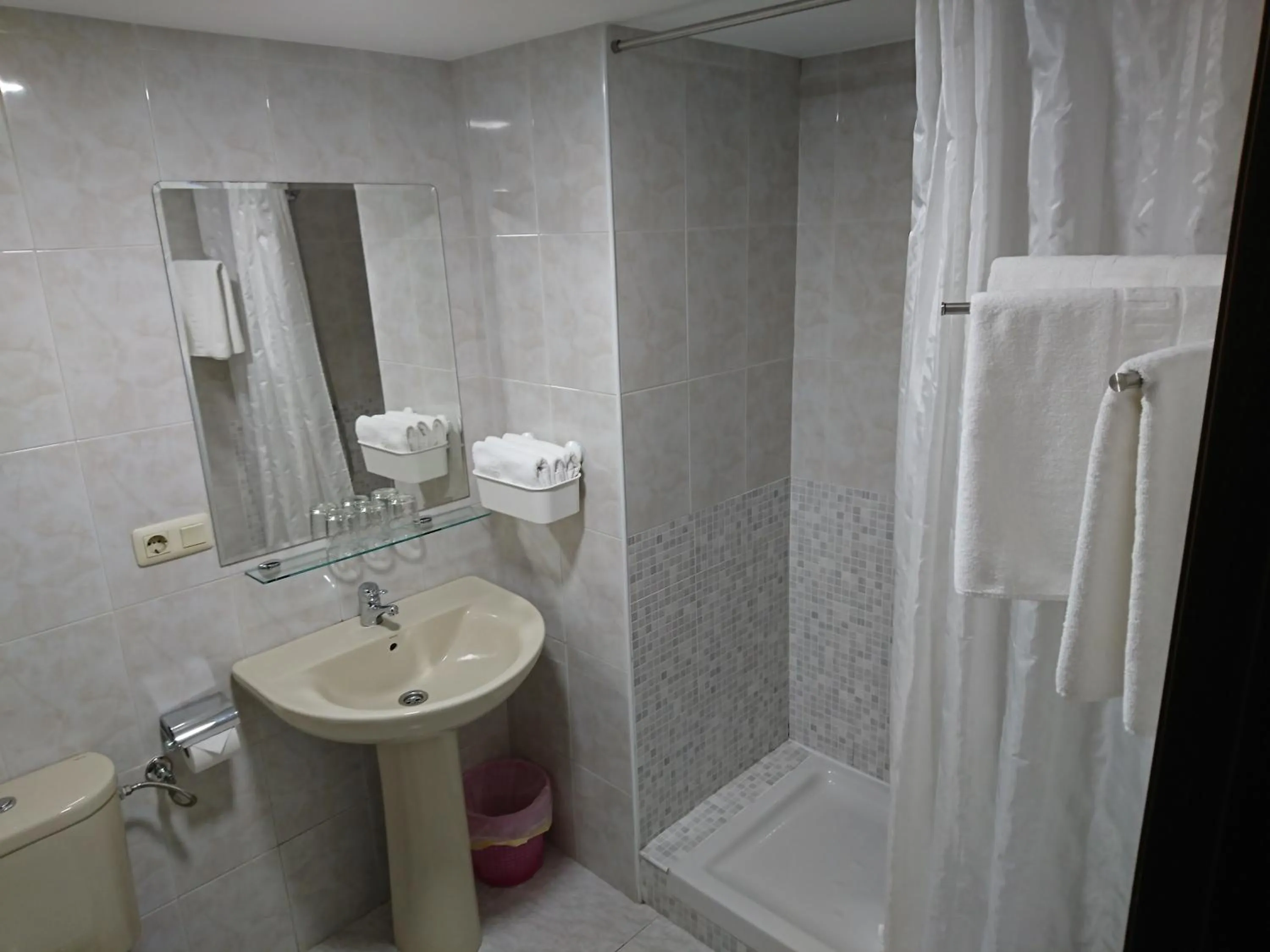 Shower in Saudade Hostal Cafetería