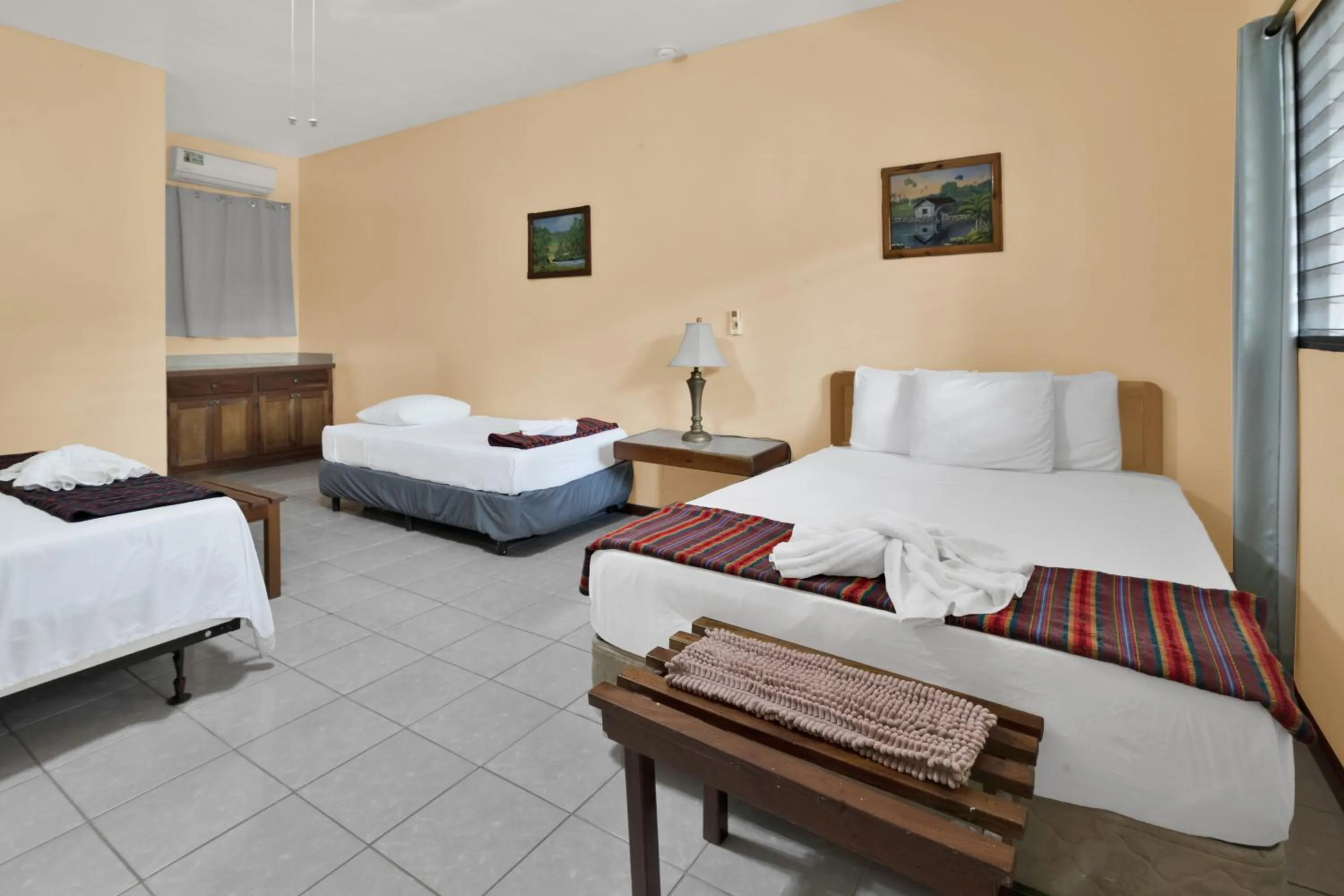 Bed in Drift Inn Cayo