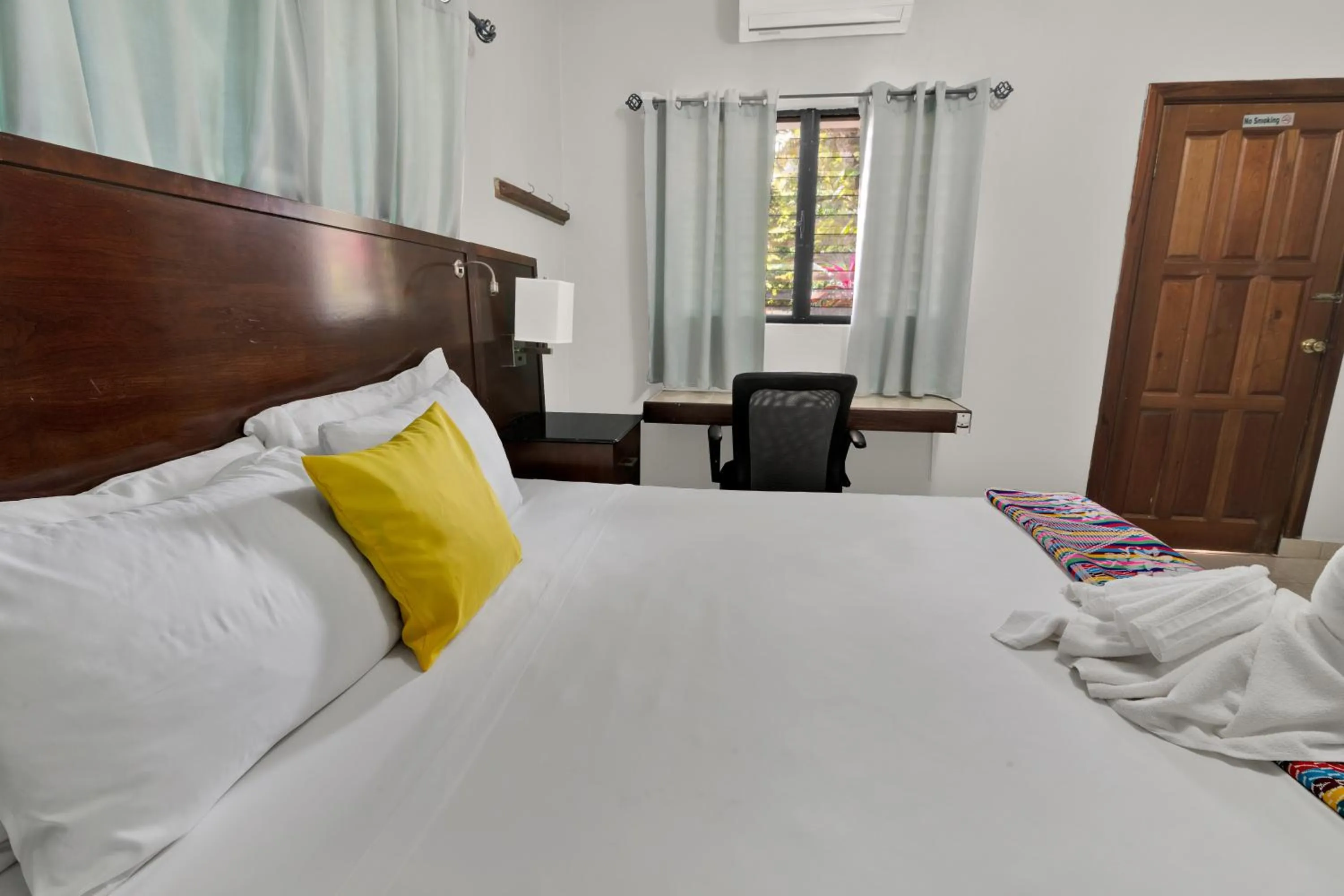 Bedroom, Bed in Drift Inn Cayo