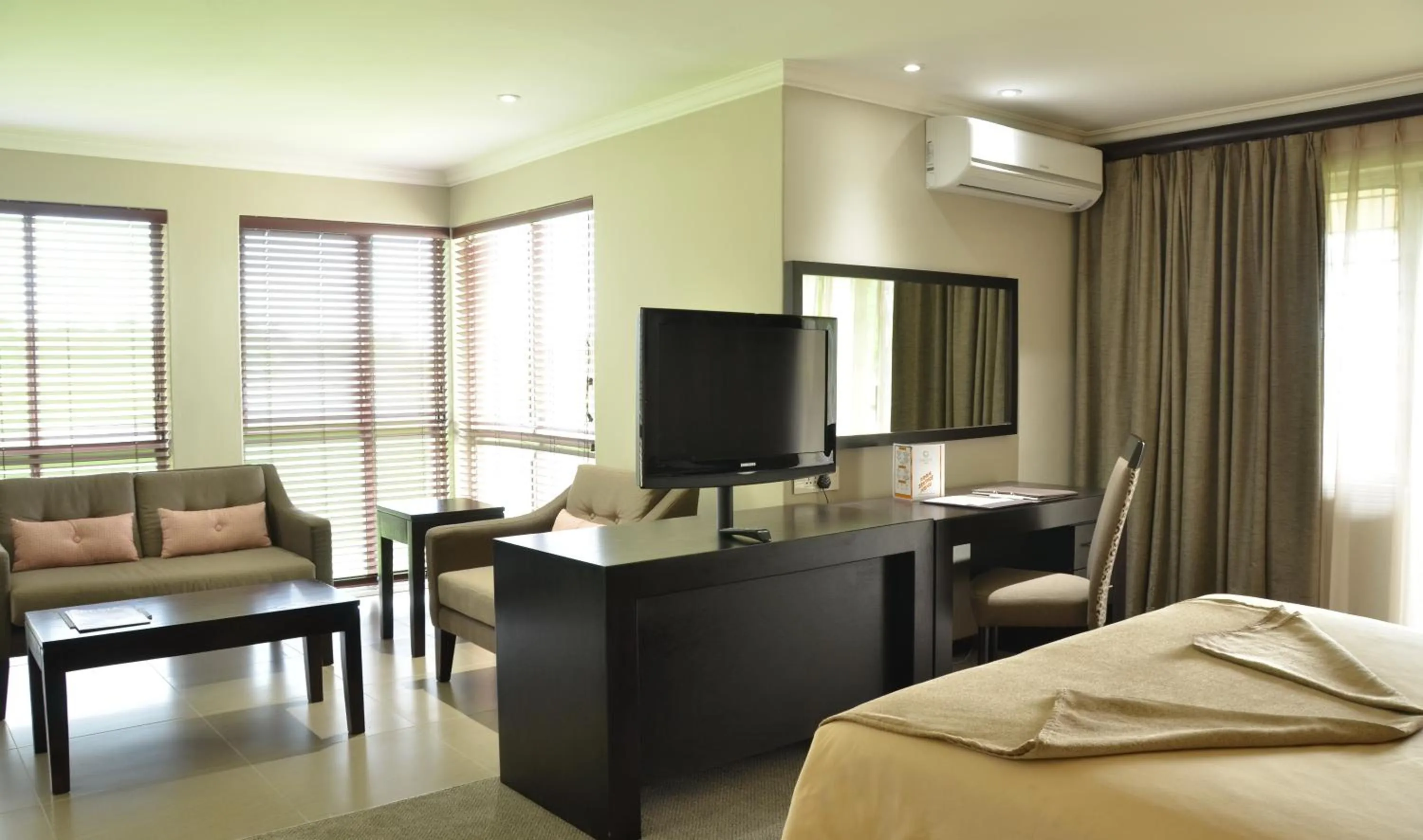 Bedroom, Bed in Cresta Riley's Hotel