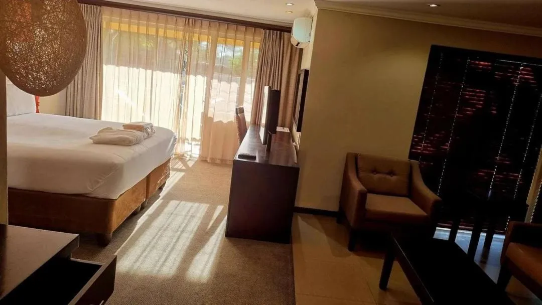 TV and multimedia, Bed in Cresta Riley's Hotel