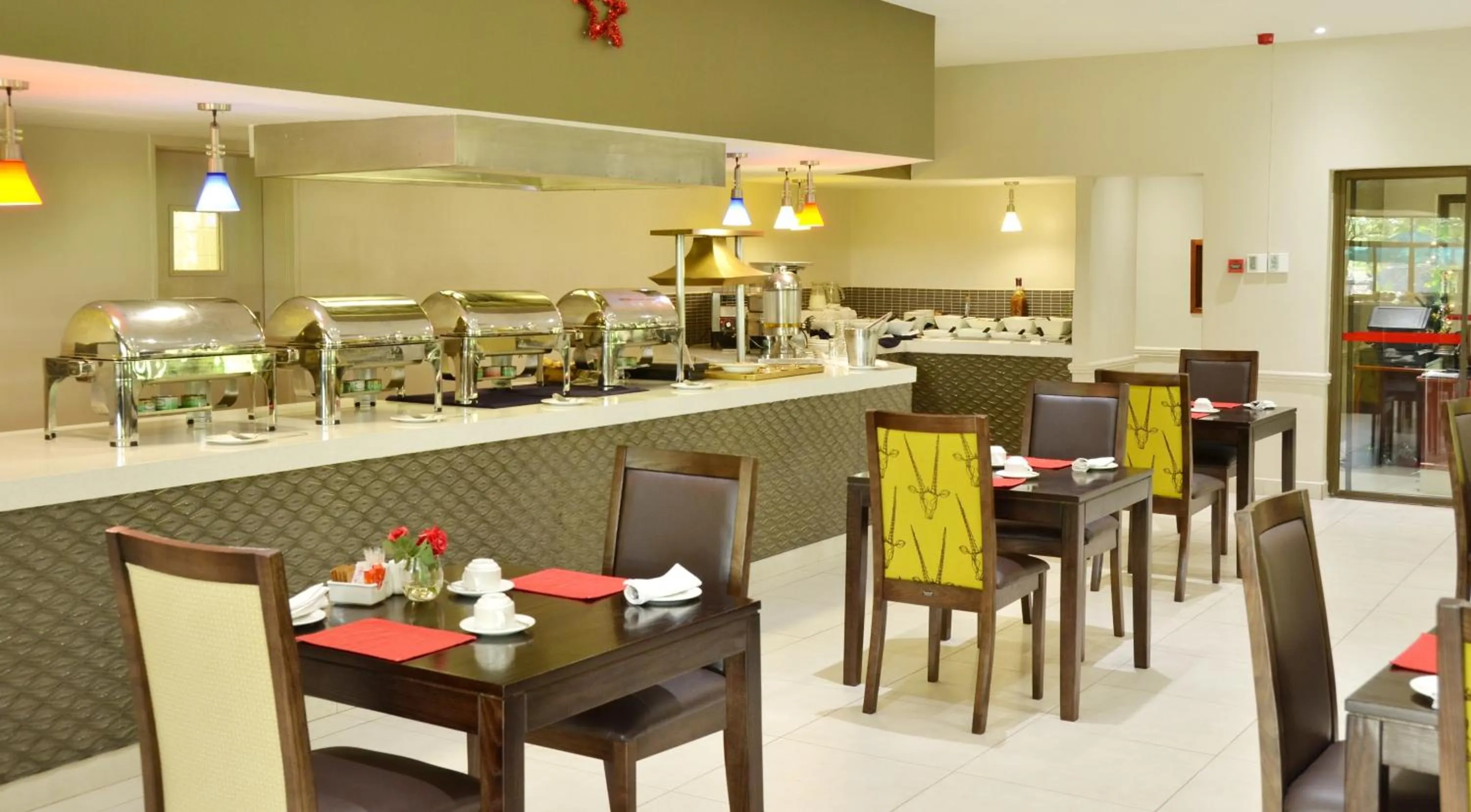 Restaurant/places to eat in Cresta Riley's Hotel
