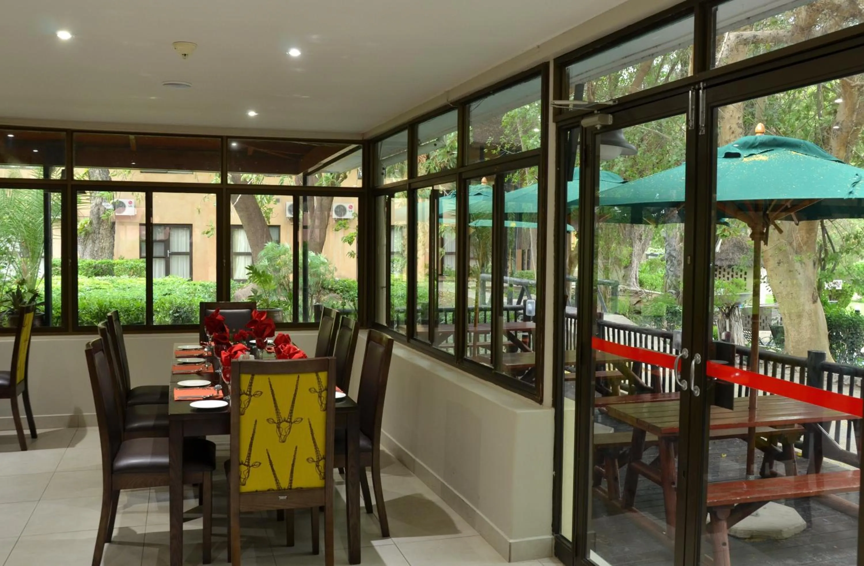 Restaurant/places to eat in Cresta Riley's Hotel