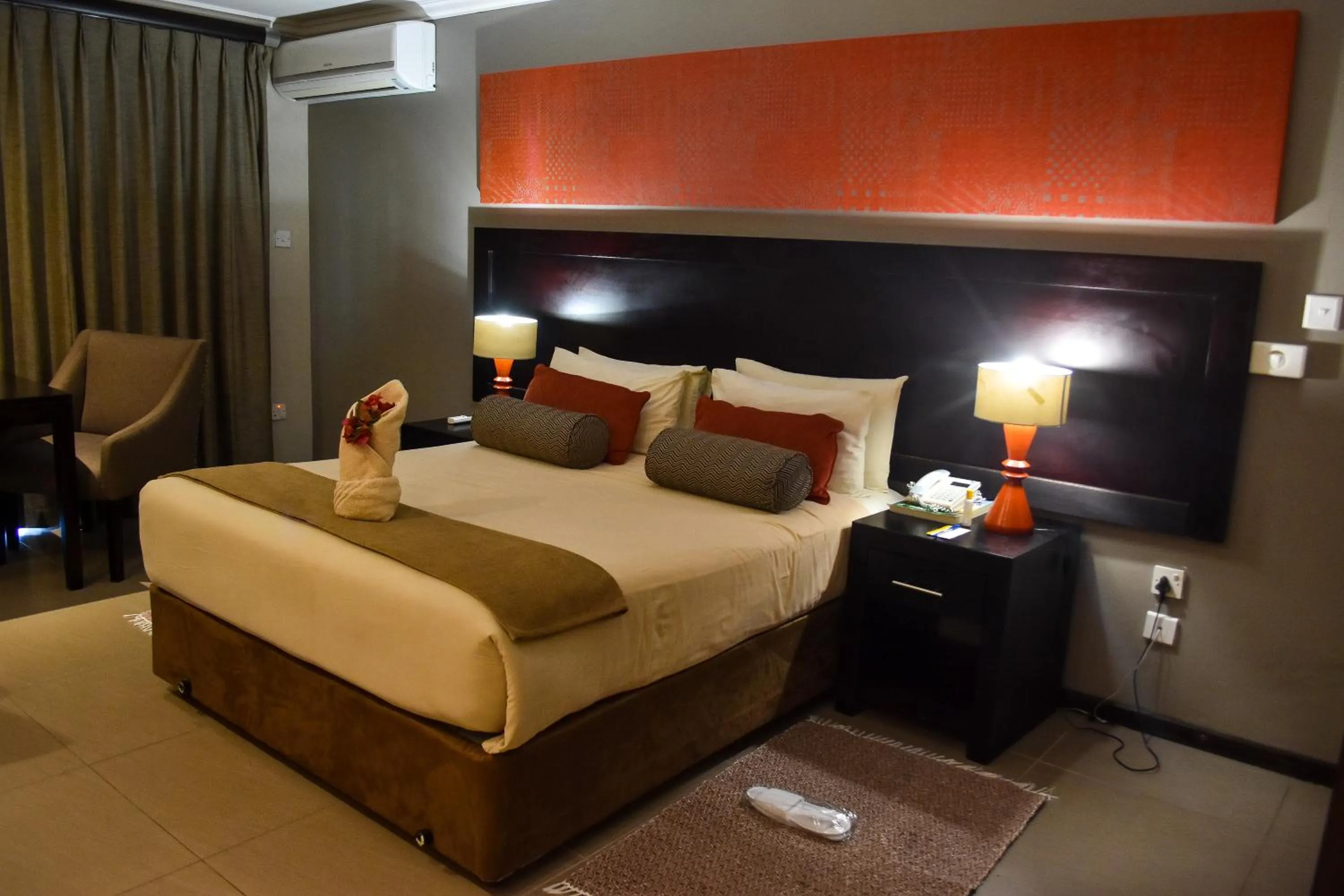 Bedroom, Bed in Cresta Riley's Hotel