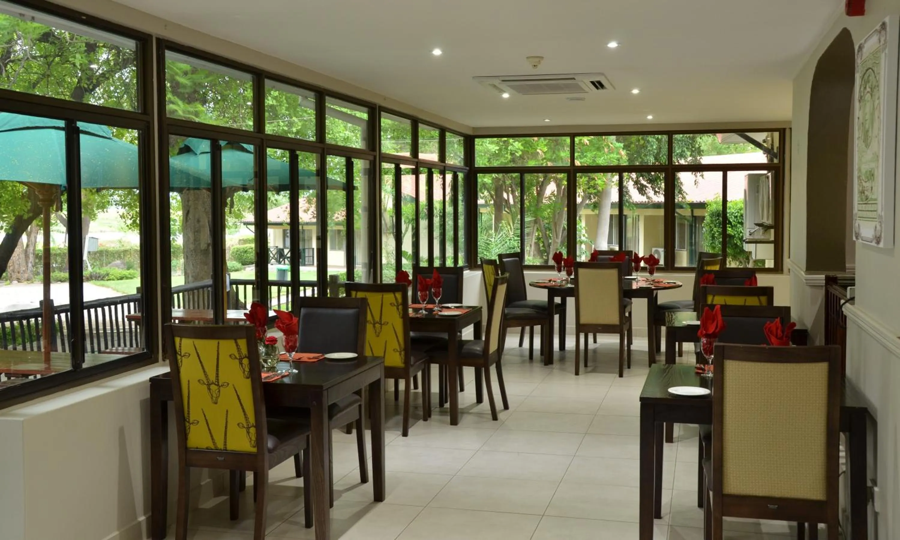 Restaurant/places to eat in Cresta Riley's Hotel