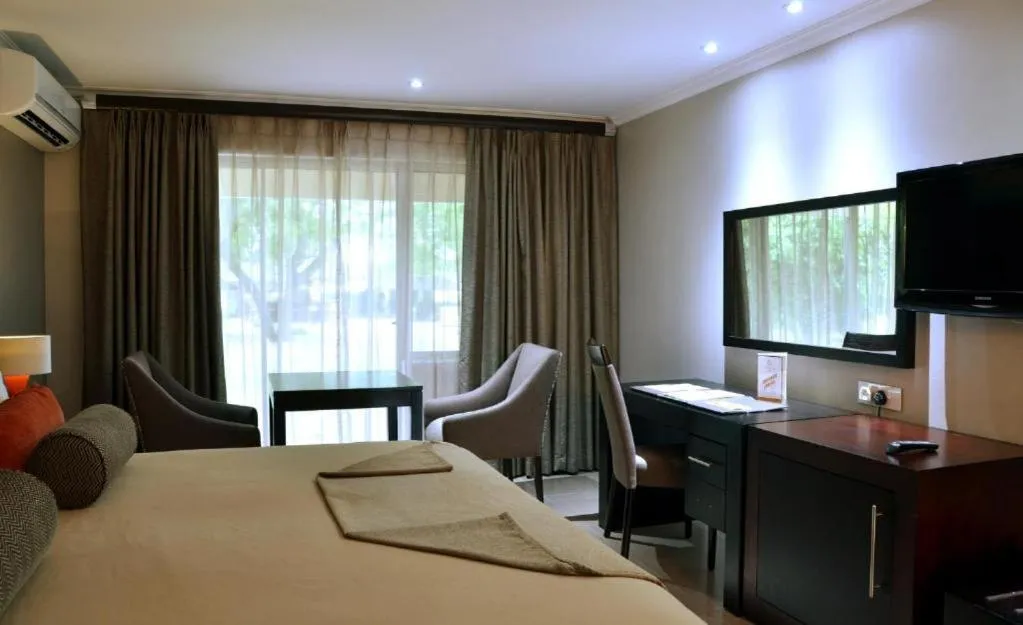 Bed in Cresta Riley's Hotel