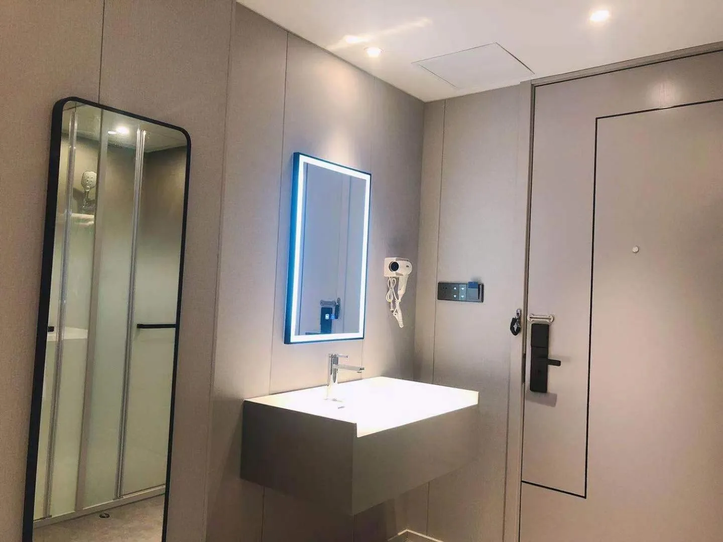 Bathroom in 7Days Inn Shanghai Yichuan Road