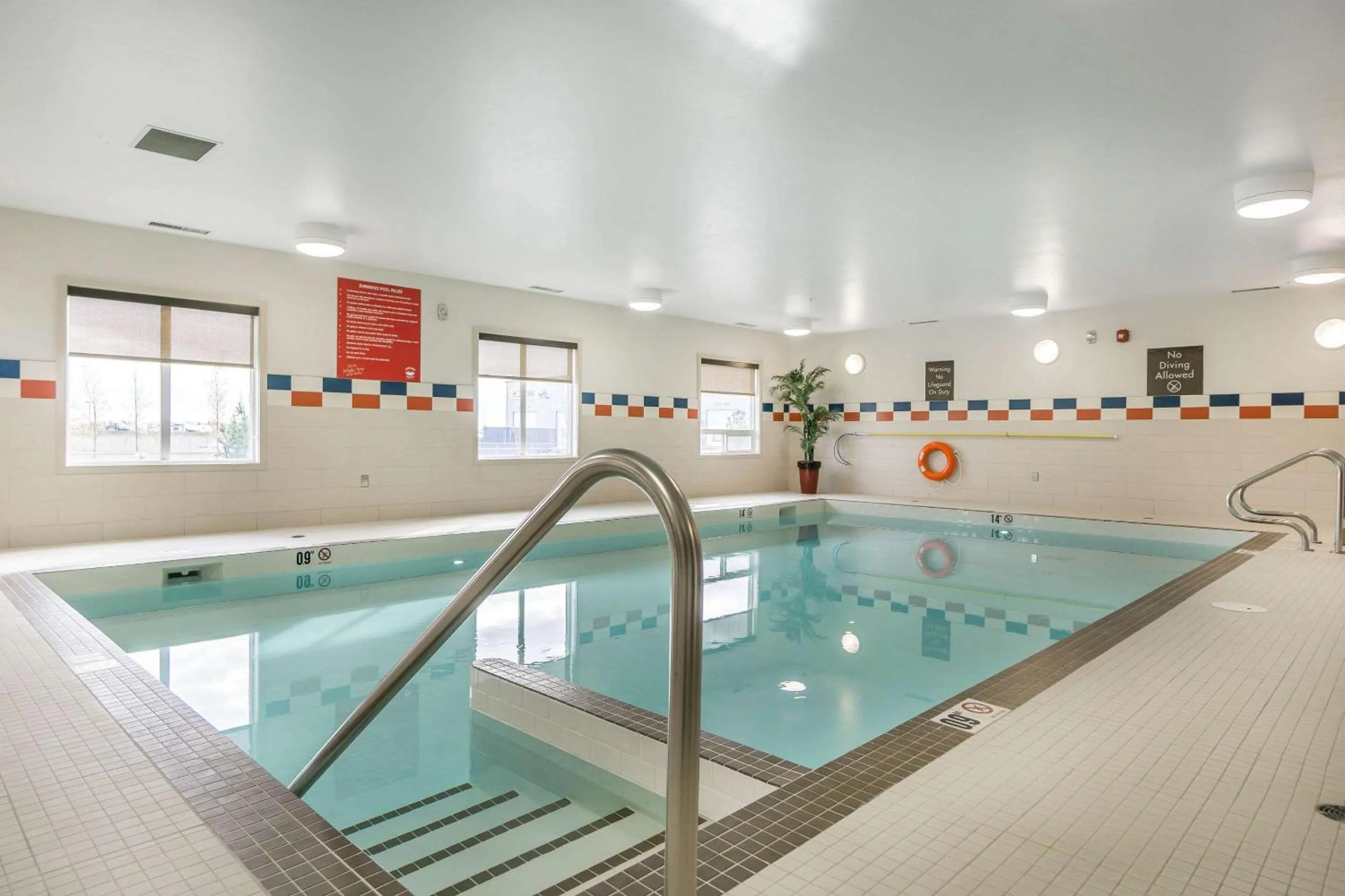 Swimming pool in Comfort Inn & Suites Edmonton International Airport