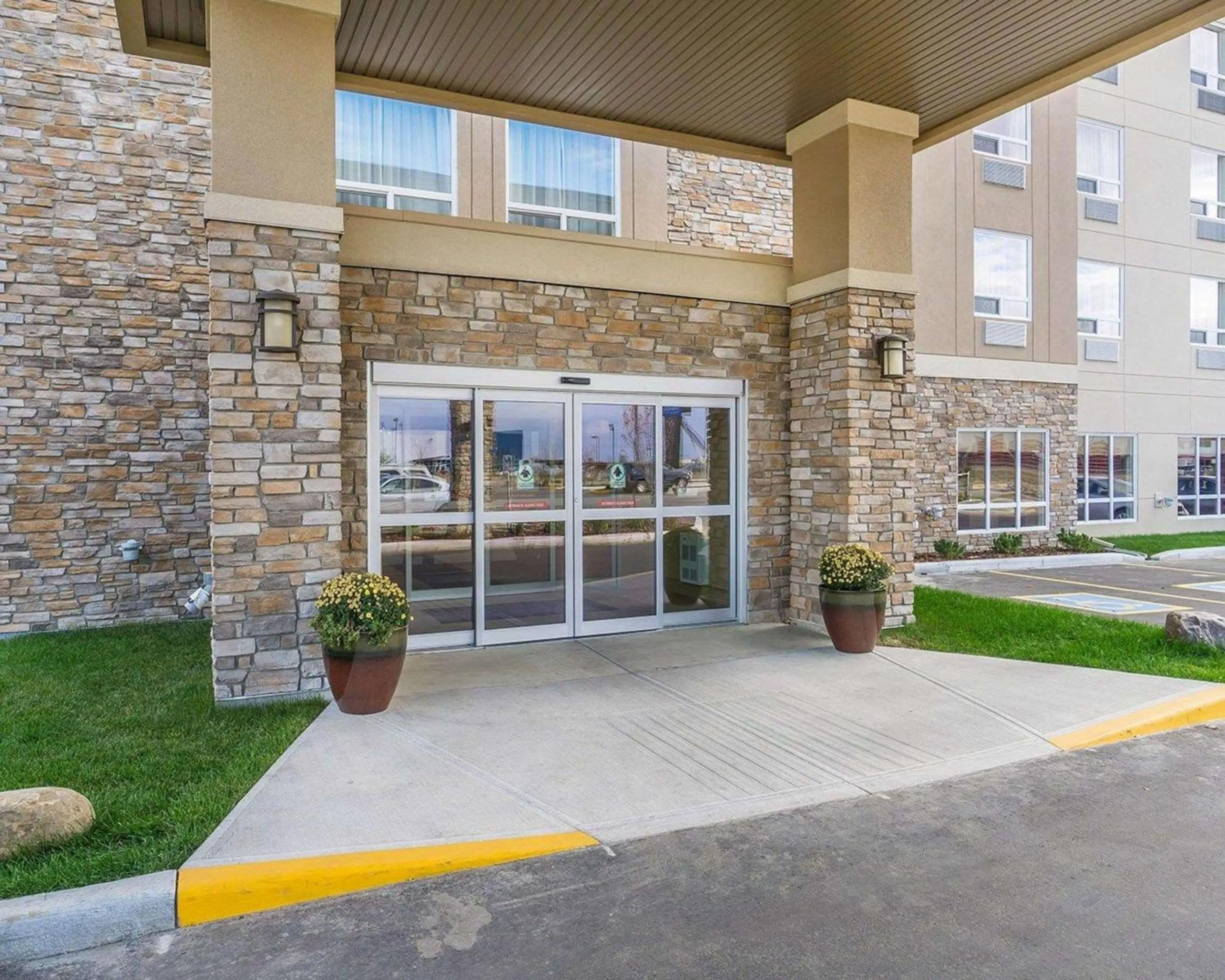 Property building in Comfort Inn & Suites Edmonton International Airport