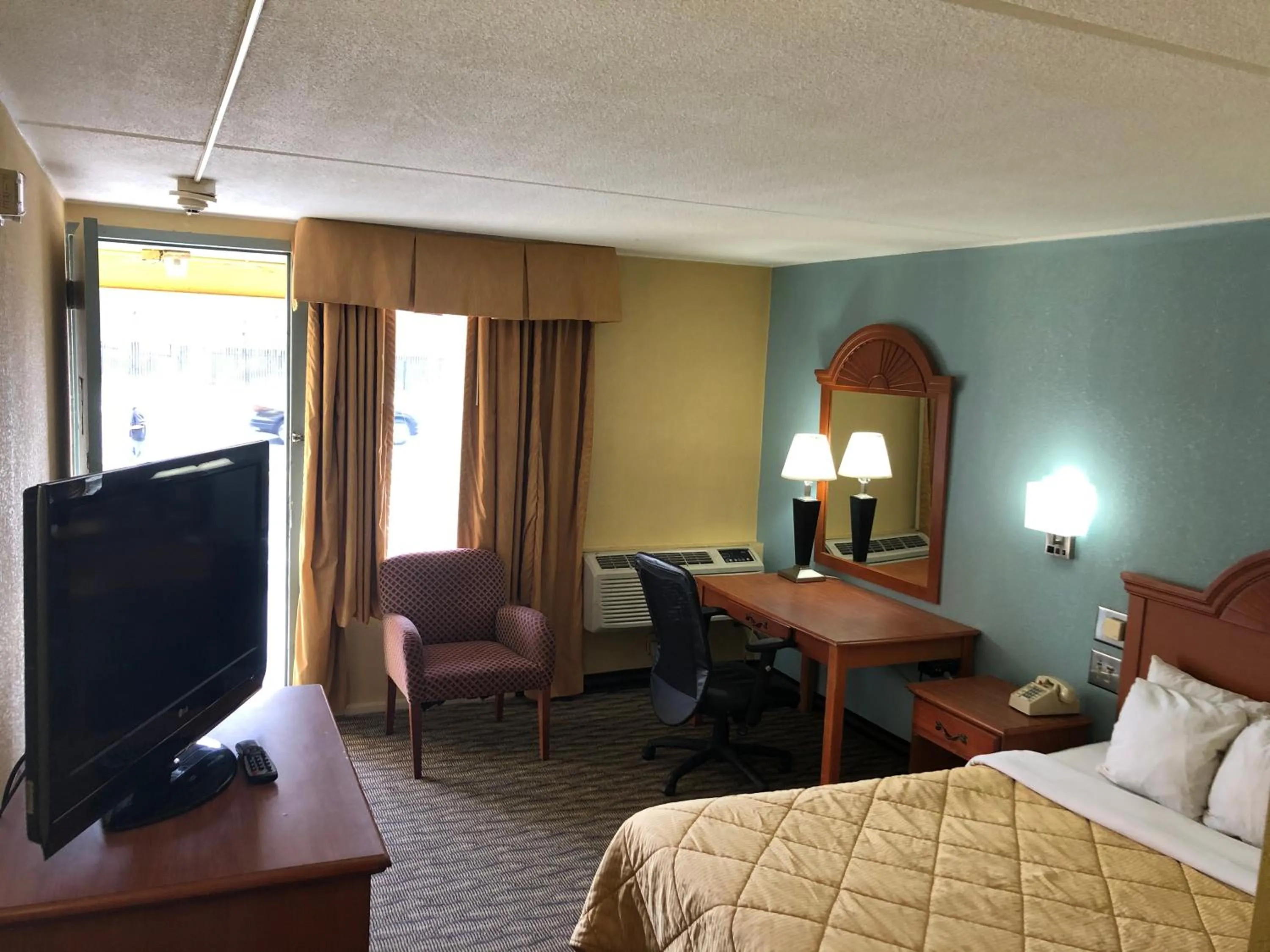 Bedroom, Bed in Rodeway Inn Joint Base Andrews Area