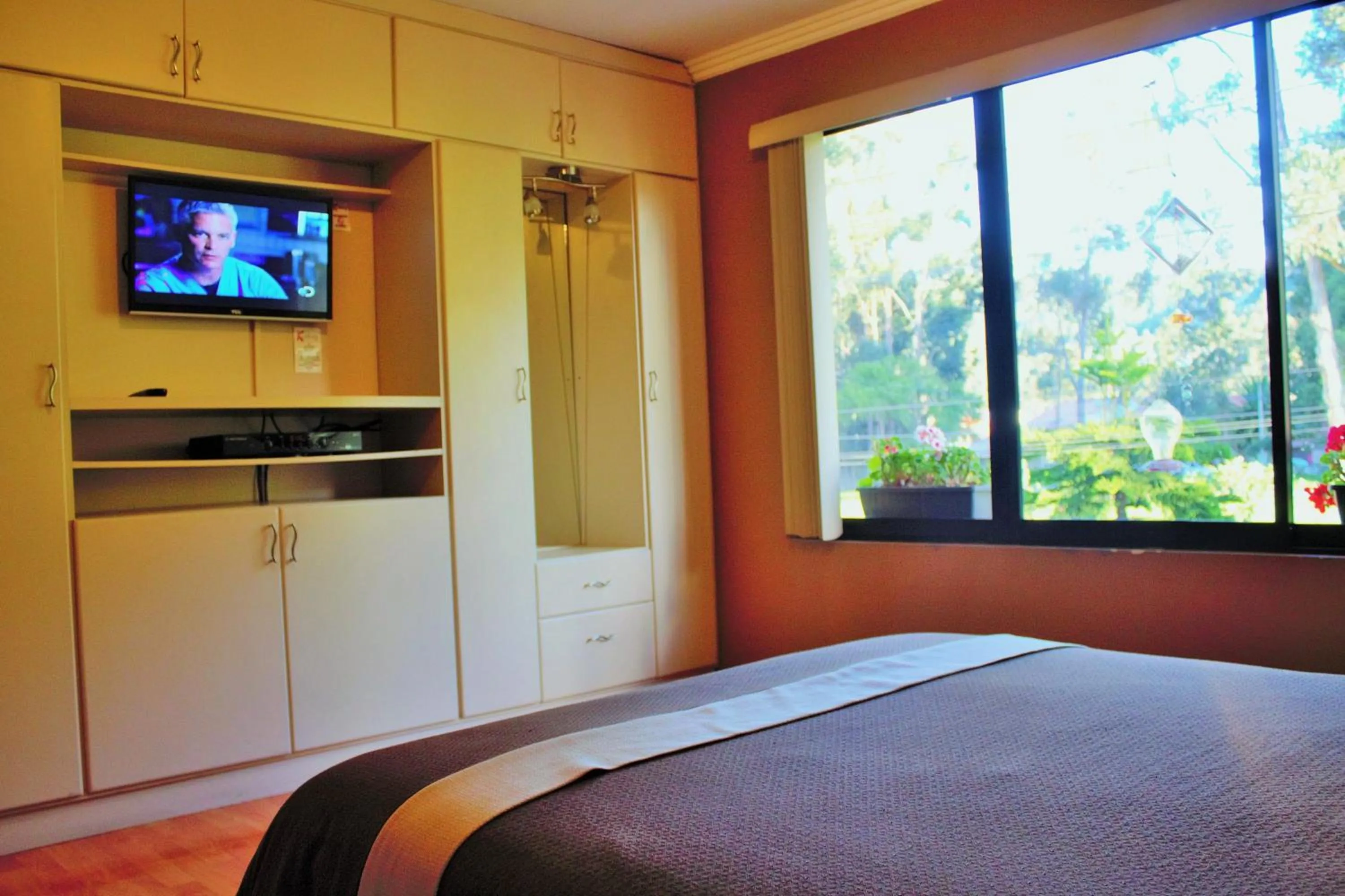 TV and multimedia in Hostal Kolibri B&B