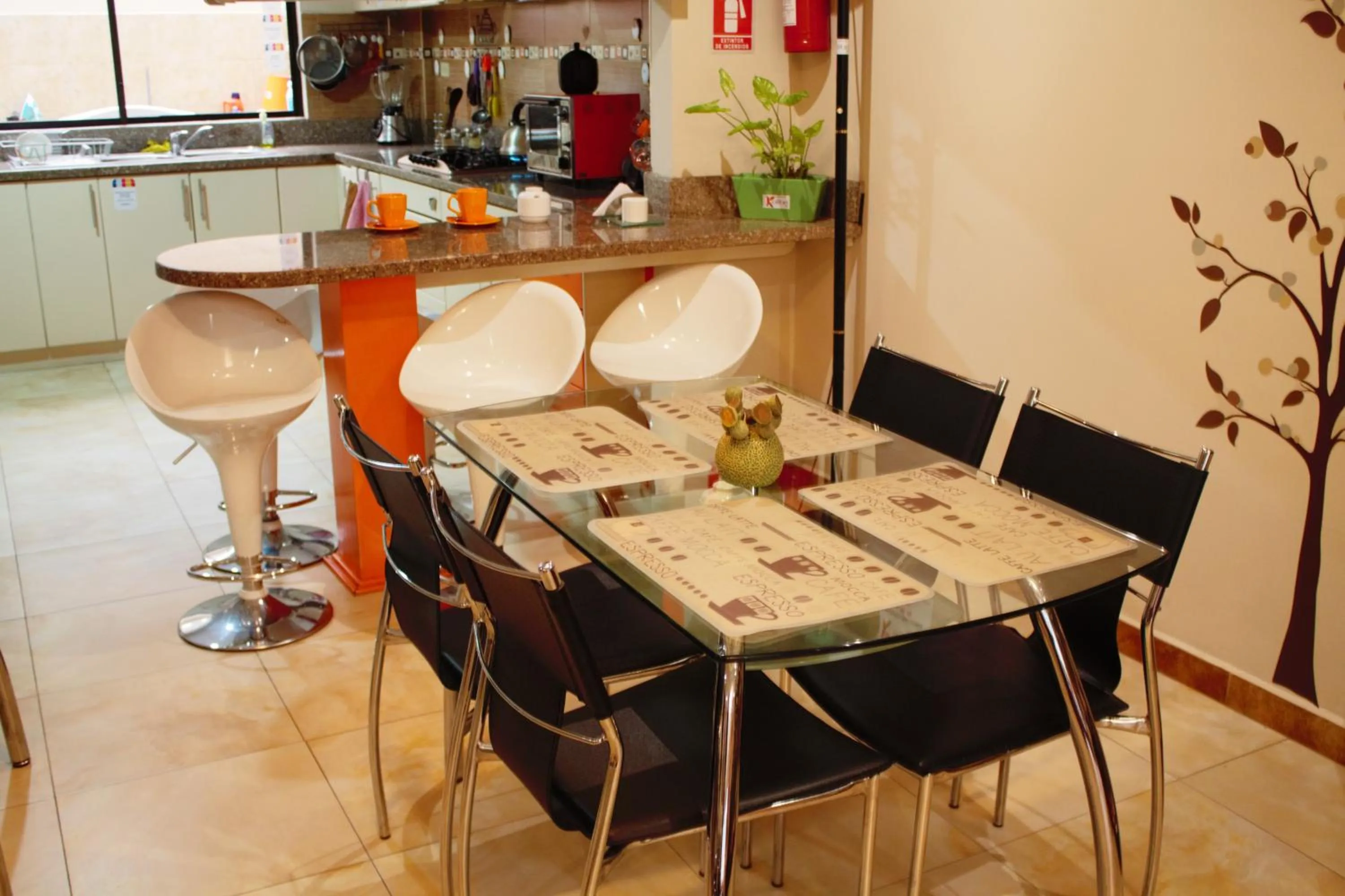 Dining area in Hostal Kolibri B&B