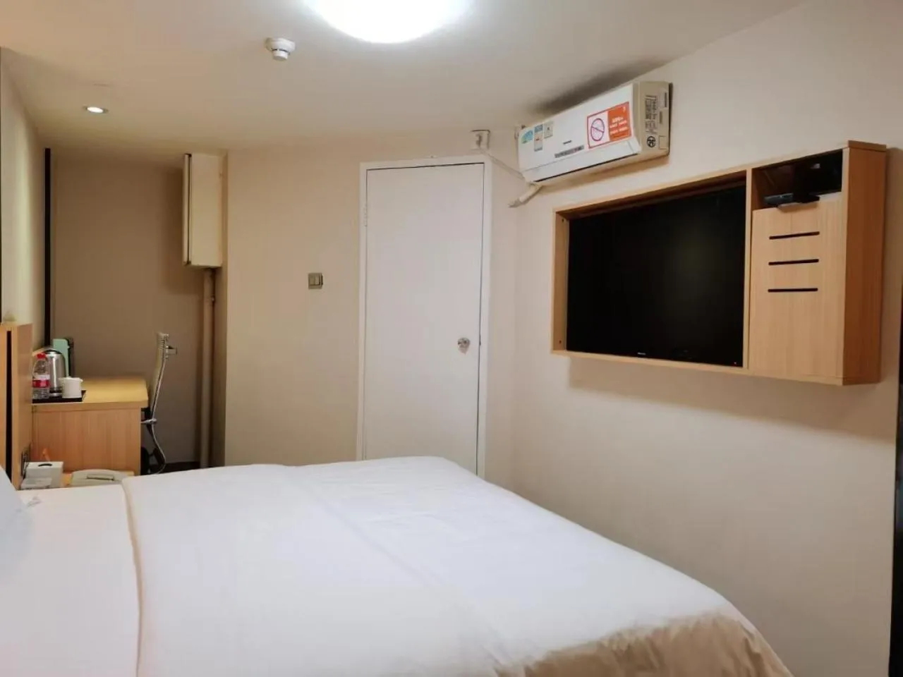 Photo of the whole room in 7Days Hotel Premium Xi'an Bell Tower Anyuanmen Metro Station