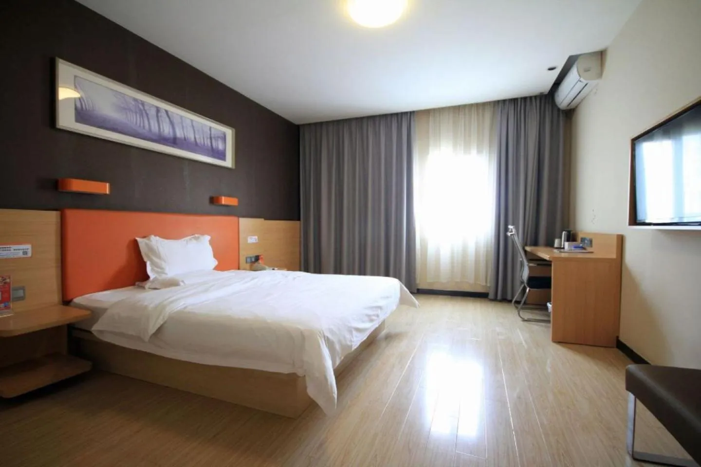 Photo of the whole room in 7Days Hotel Premium Xi'an Bell Tower Anyuanmen Metro Station