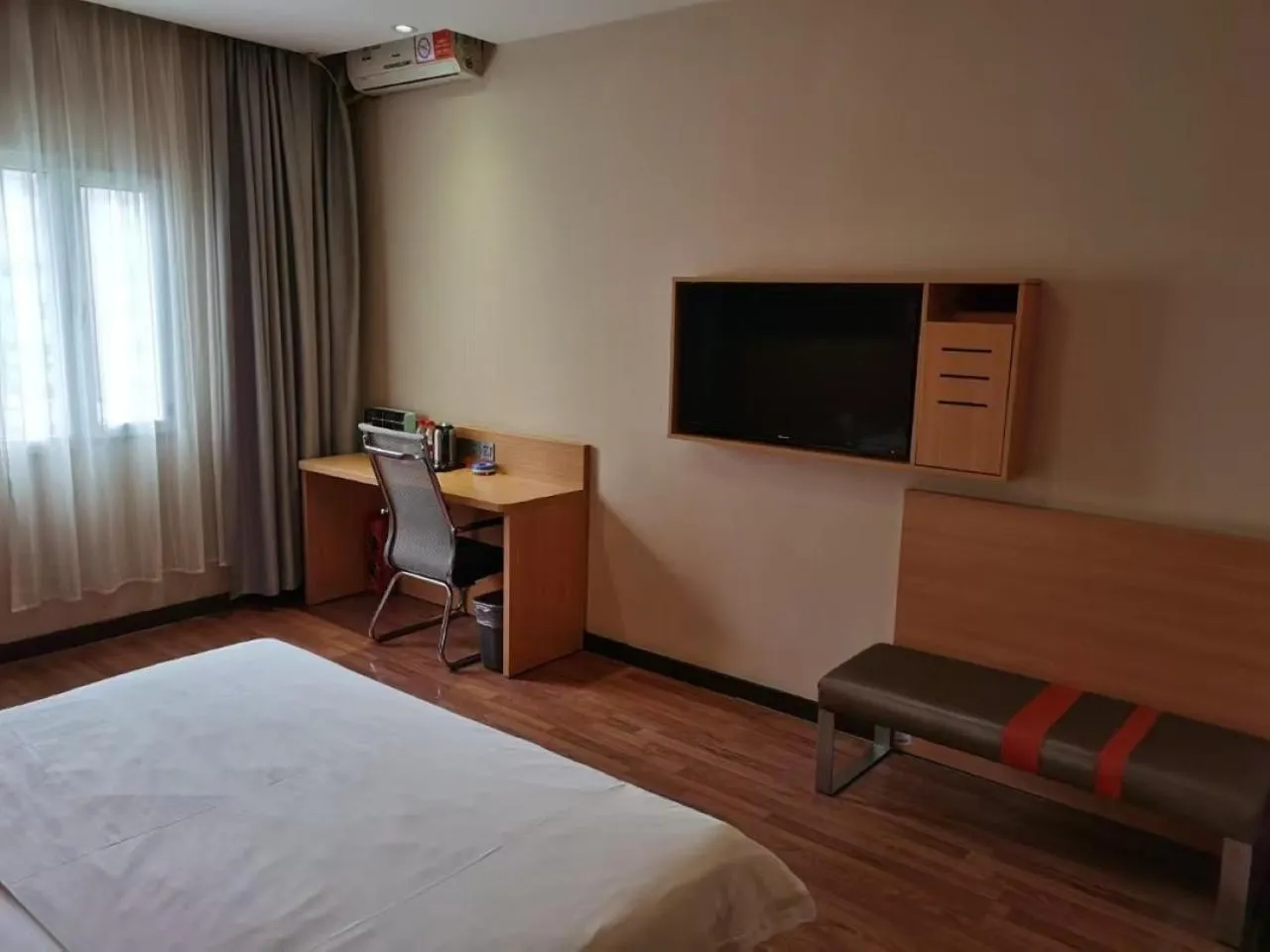 TV and multimedia in 7Days Hotel Premium Xi'an Bell Tower Anyuanmen Metro Station