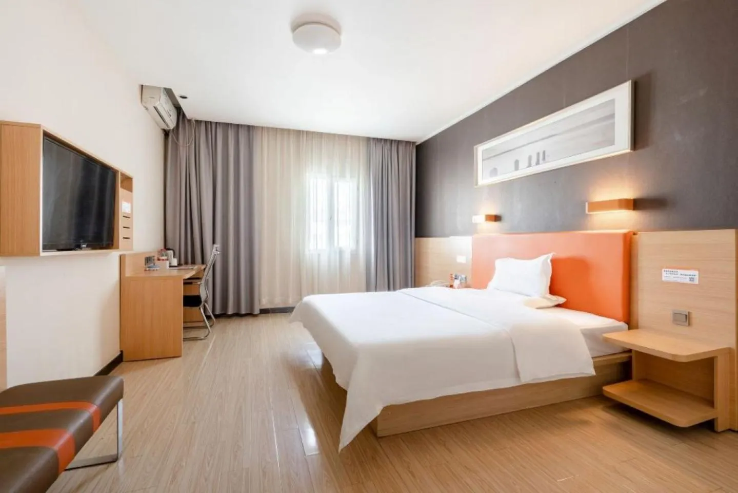 Photo of the whole room in 7Days Hotel Premium Xi'an Bell Tower Anyuanmen Metro Station