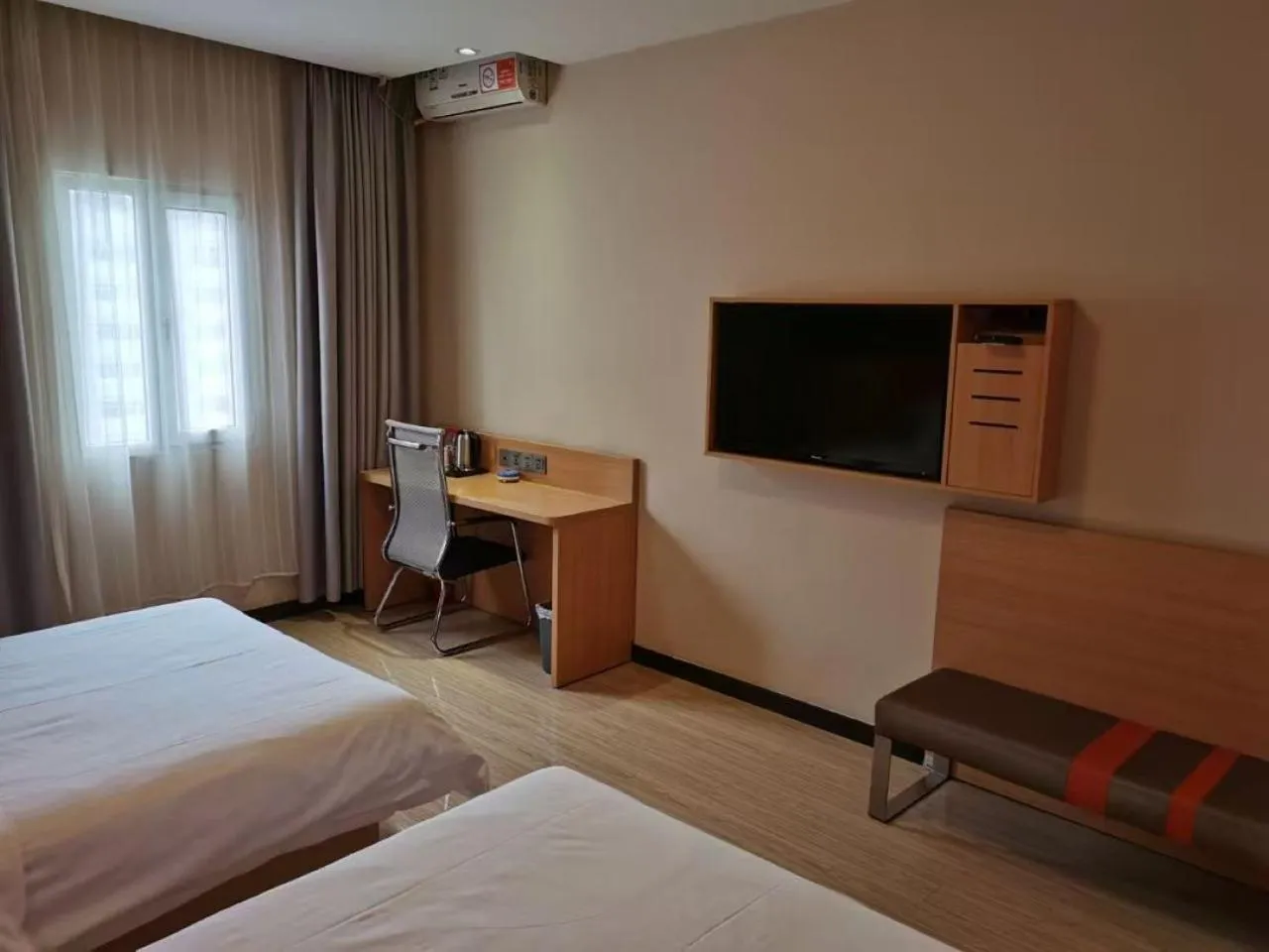 TV and multimedia in 7Days Hotel Premium Xi'an Bell Tower Anyuanmen Metro Station