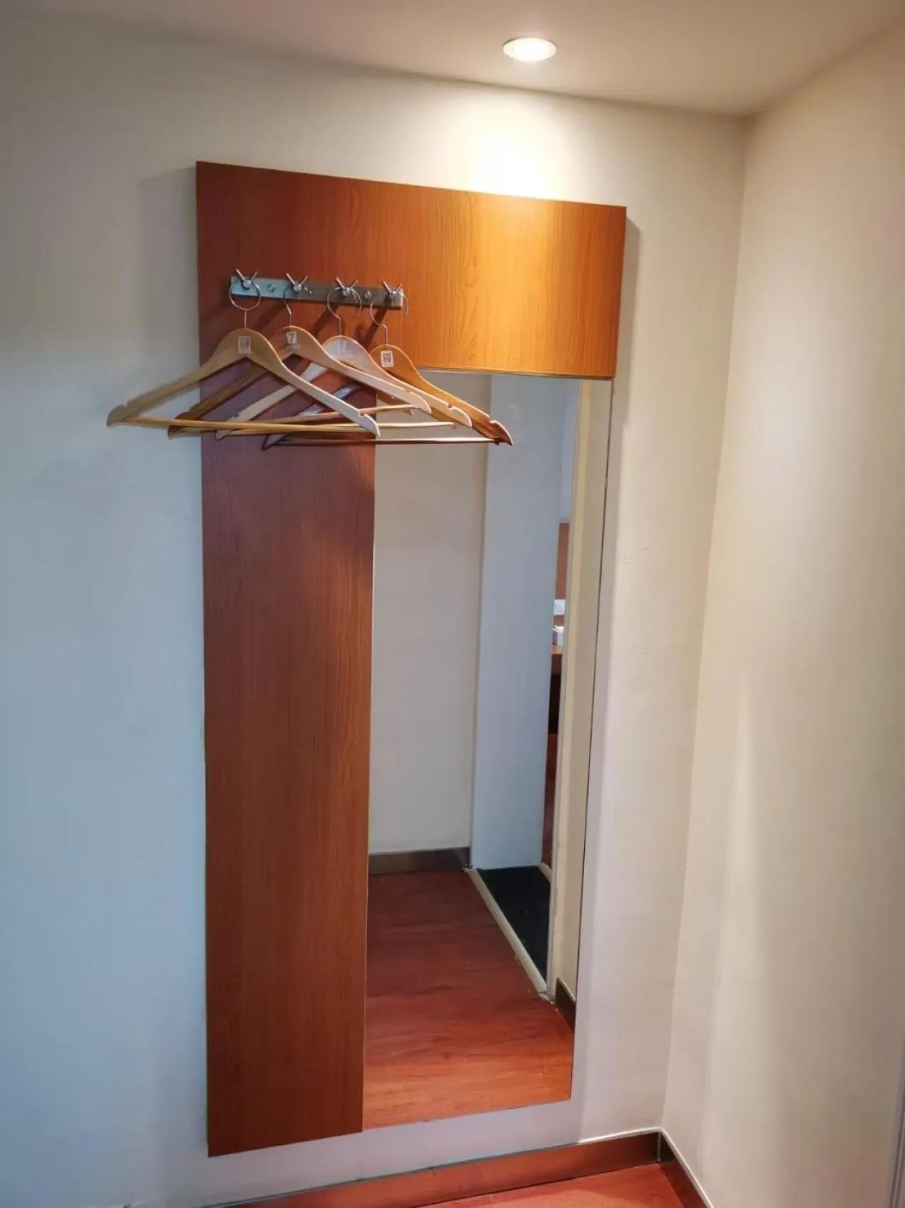 wardrobe in 7Days Hotel Premium Xi'an Bell Tower Anyuanmen Metro Station