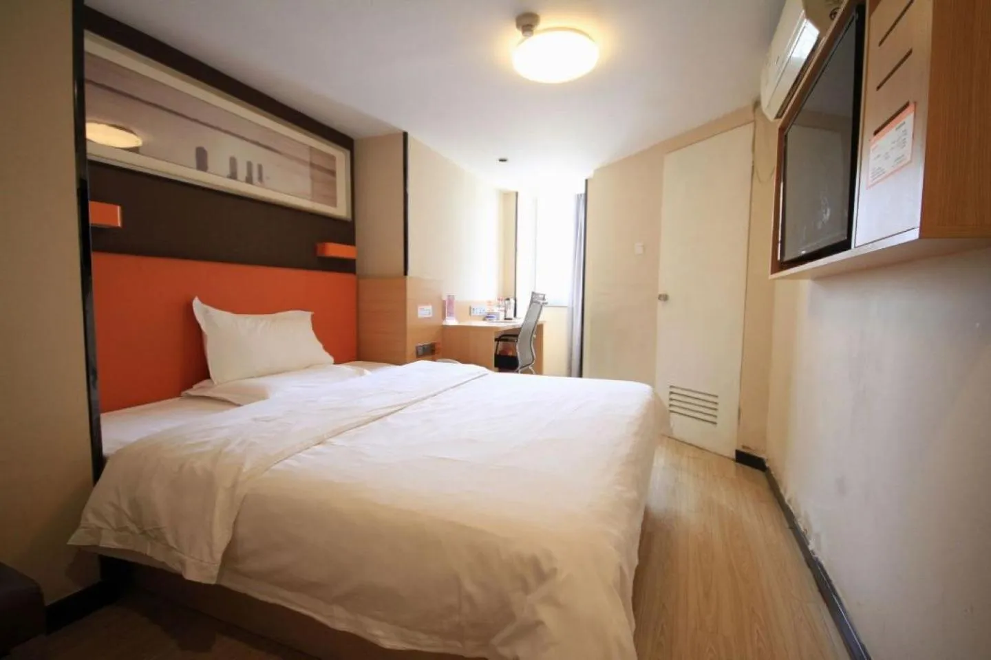 Photo of the whole room in 7Days Hotel Premium Xi'an Bell Tower Anyuanmen Metro Station