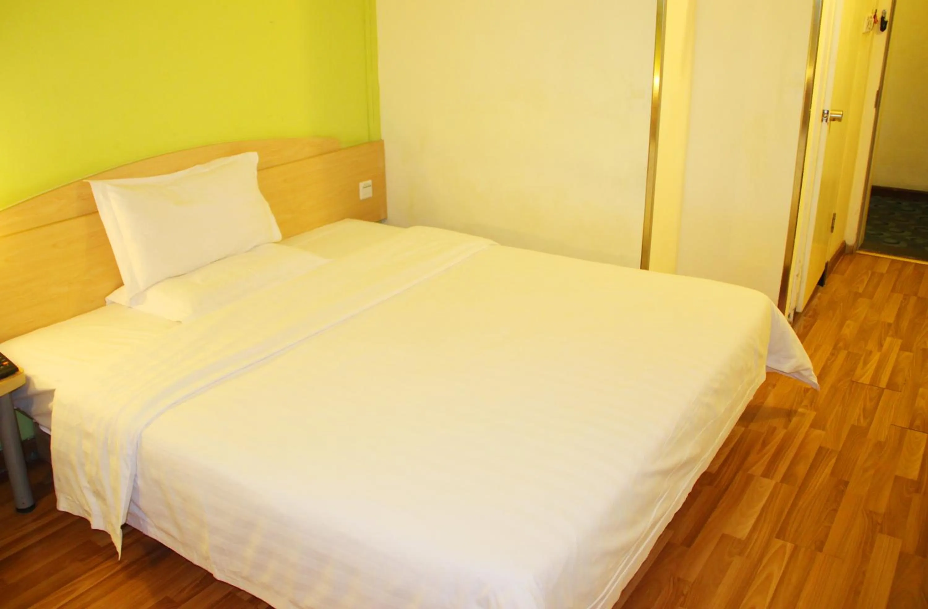 Bed in 7Days Inn Wuchang Railway Station