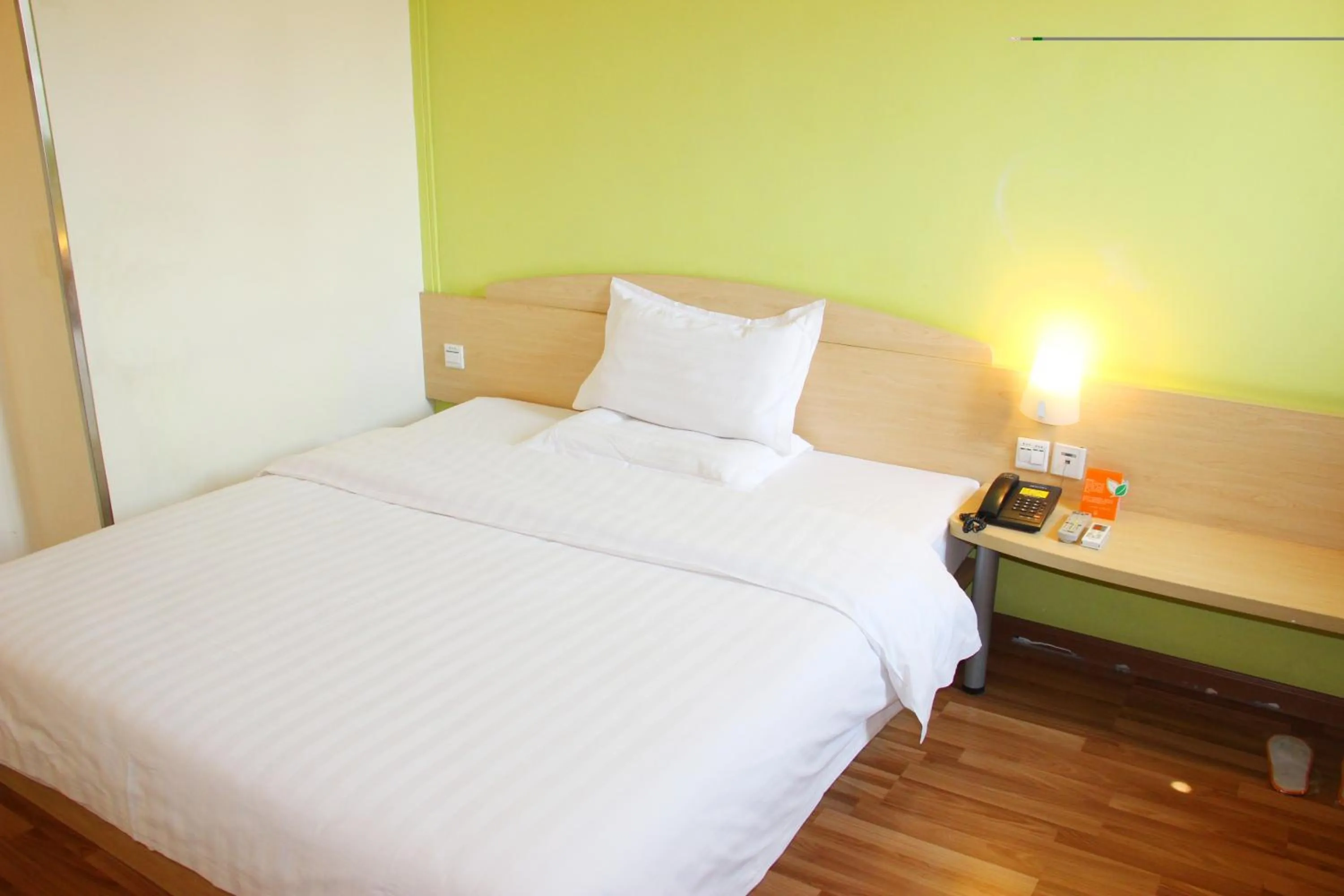 Bed in 7Days Inn Wuchang Railway Station