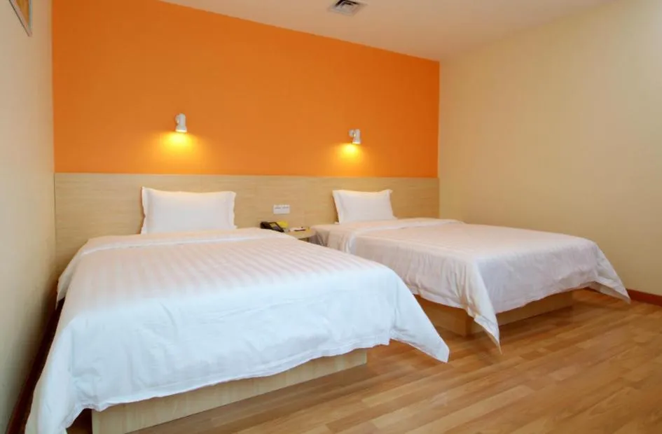 Bed in 7Days Inn Chenzhou West High Speed Railway Station